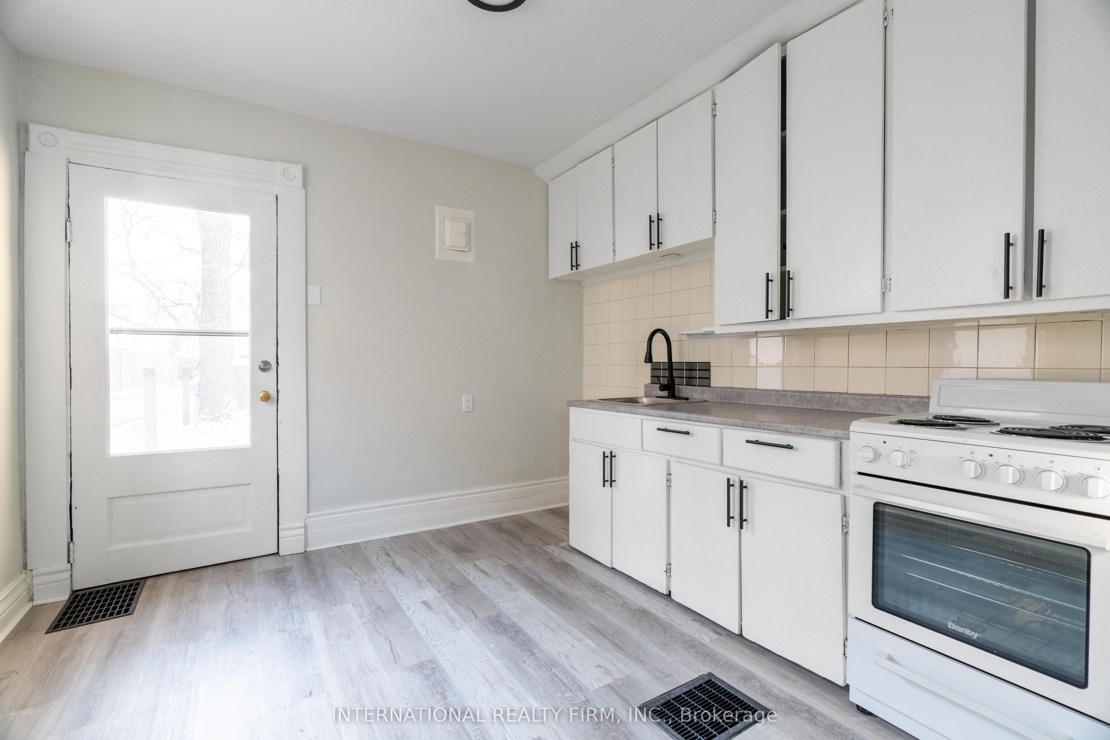 221 Hamilton Road E 4 Property Photo 2