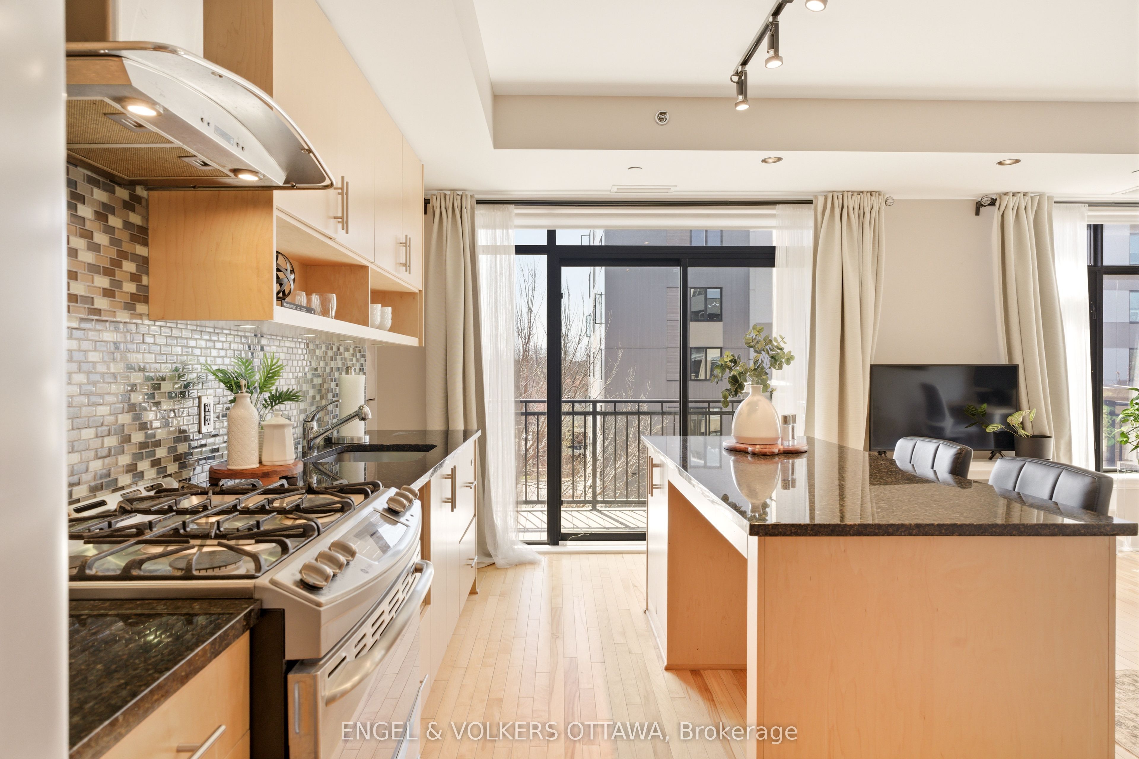 808 Bronson Avenue 310 Property Photo 8