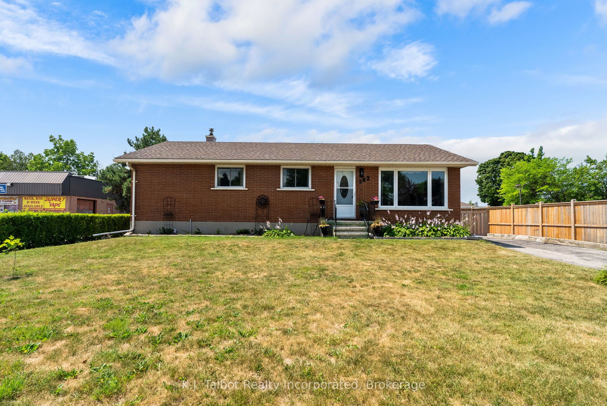 382 Huron Road Property Photo 3