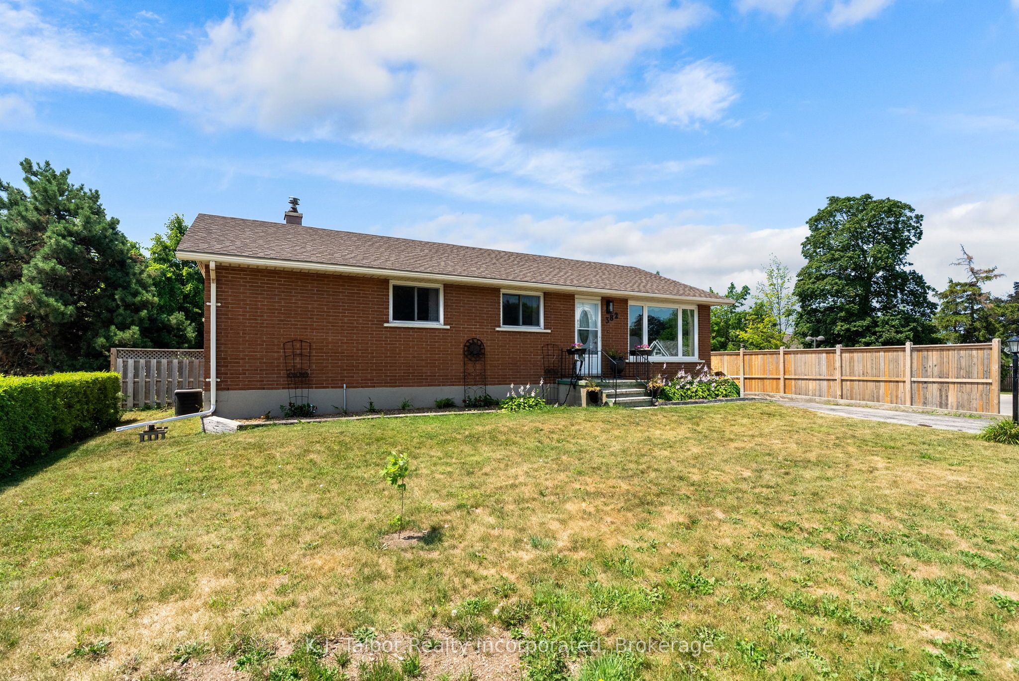 382 Huron Road Property Photo 4