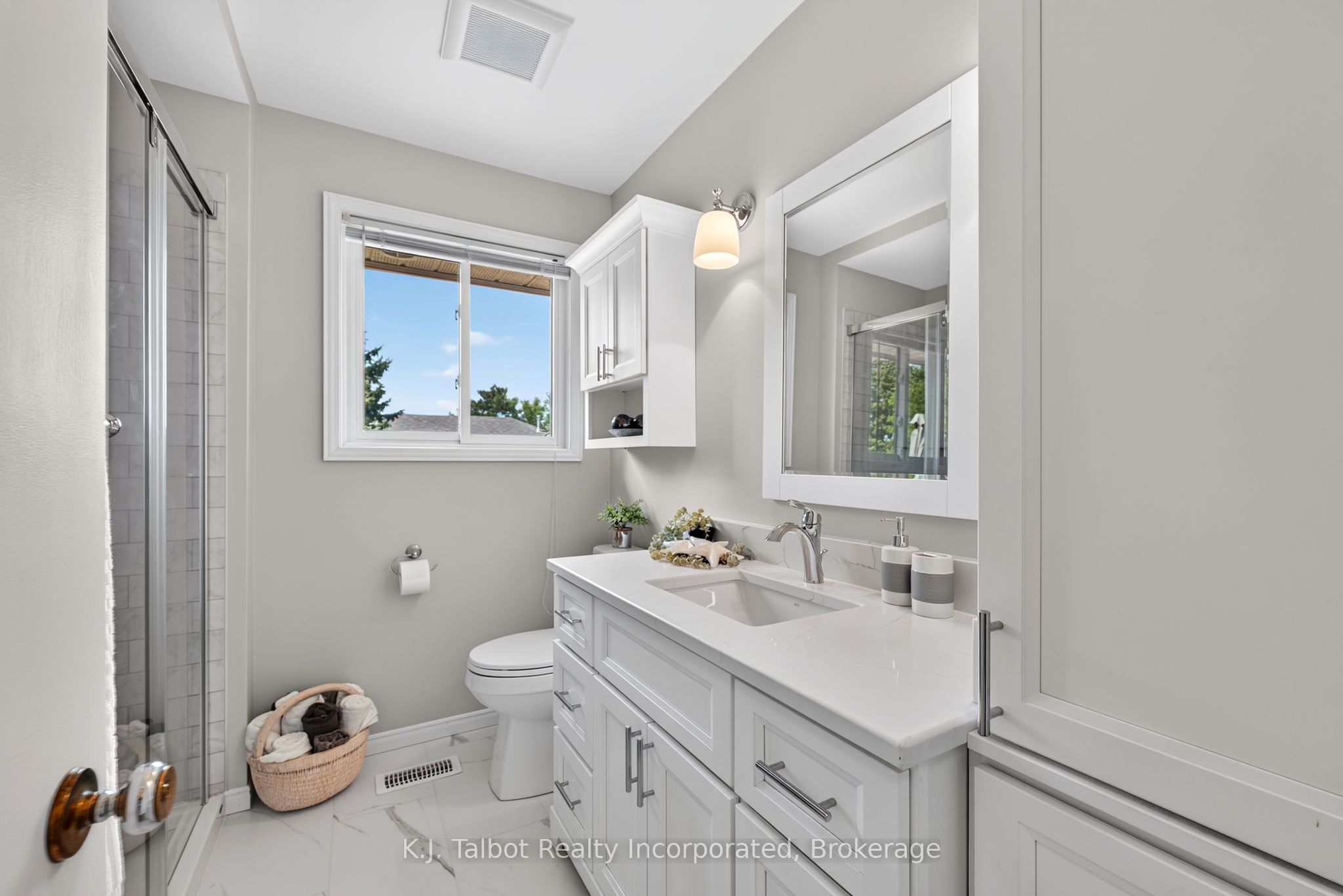 382 Huron Road Property Photo 16