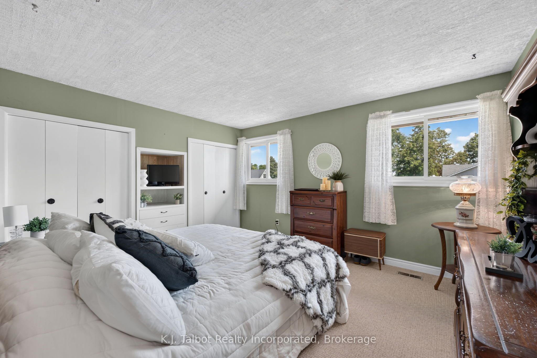 382 Huron Road Property Photo 17