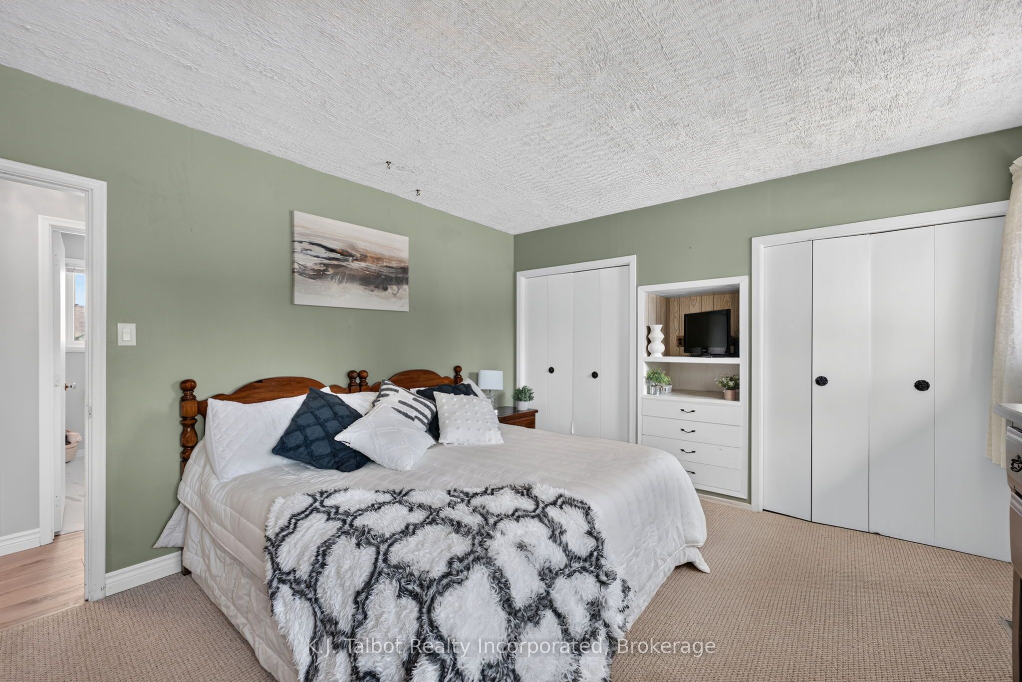 382 Huron Road Property Photo 18