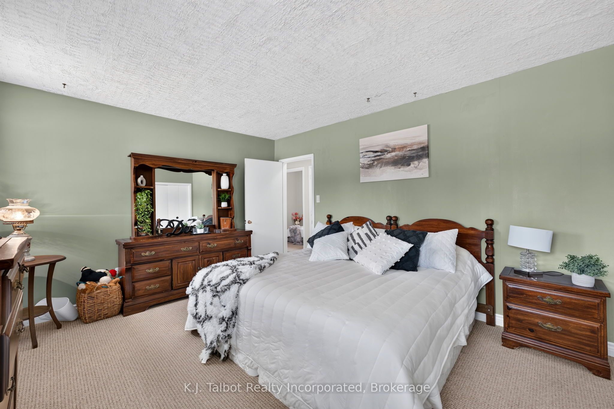 382 Huron Road Property Photo 19