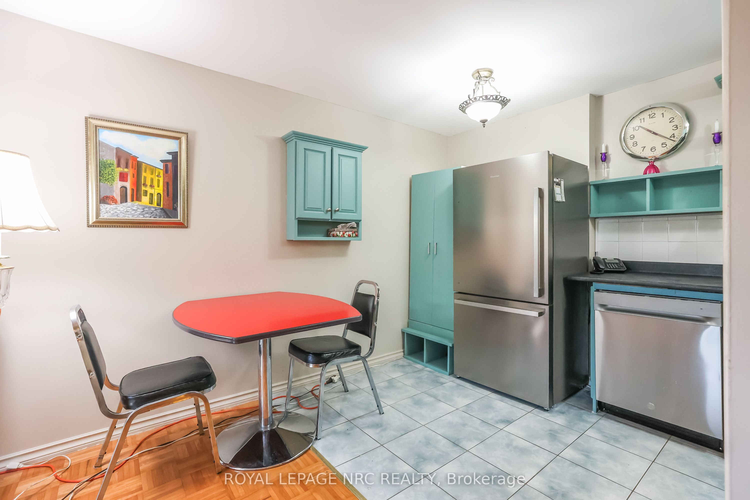 264 Grantham Avenue N 208 Property Photo 6