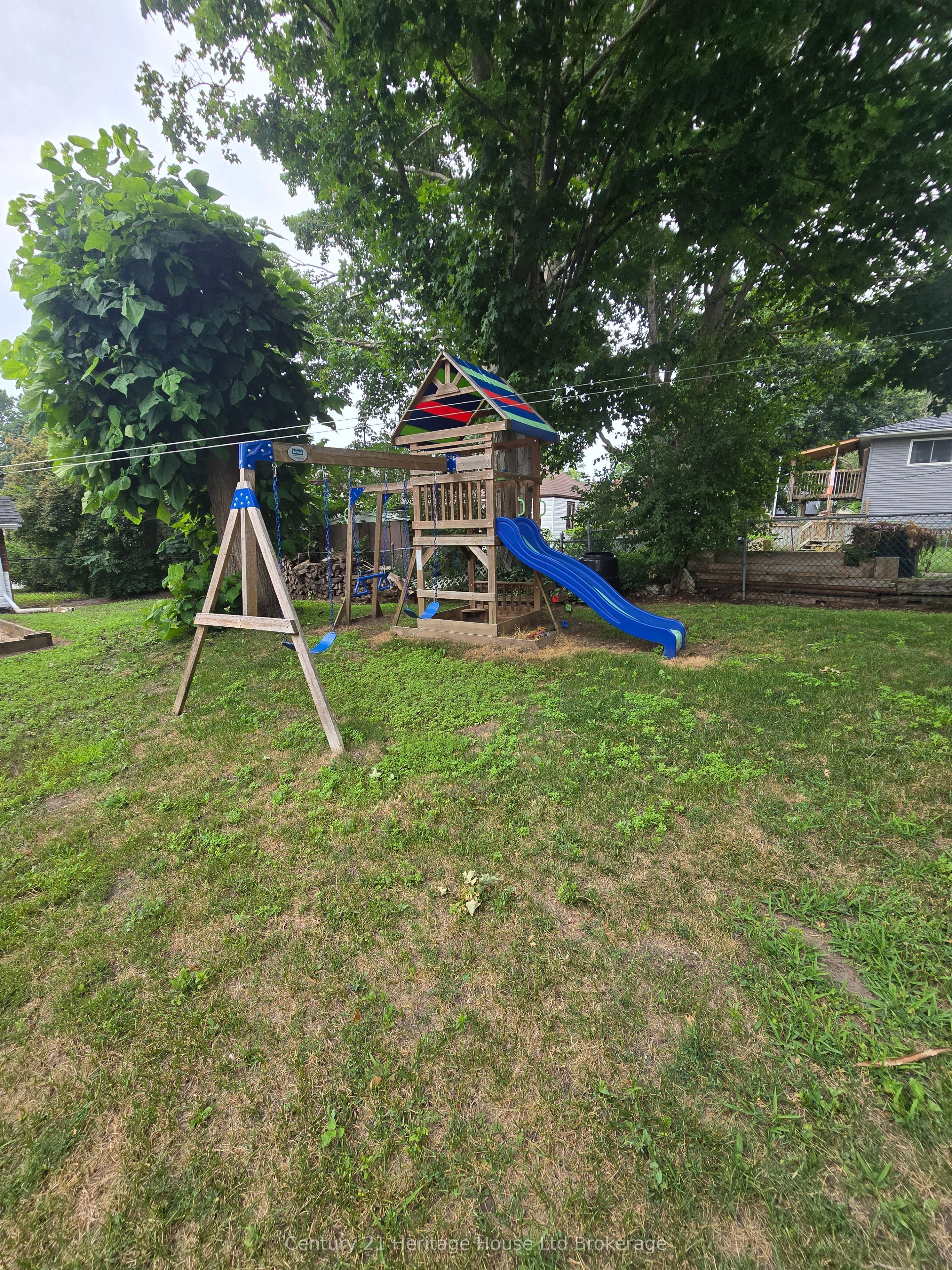 152 Charles Street E Property Photo 4