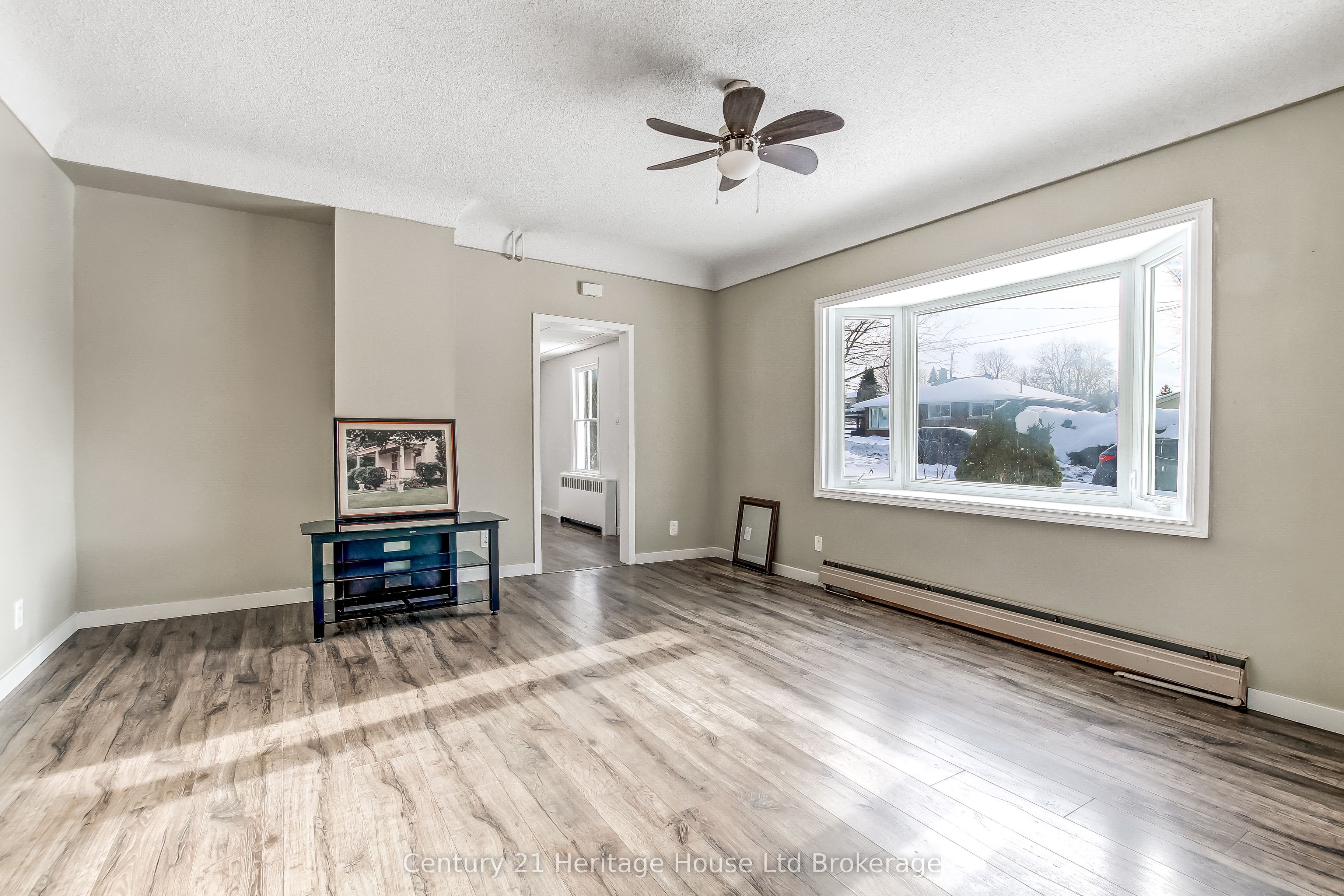 152 Charles Street E Property Photo 6