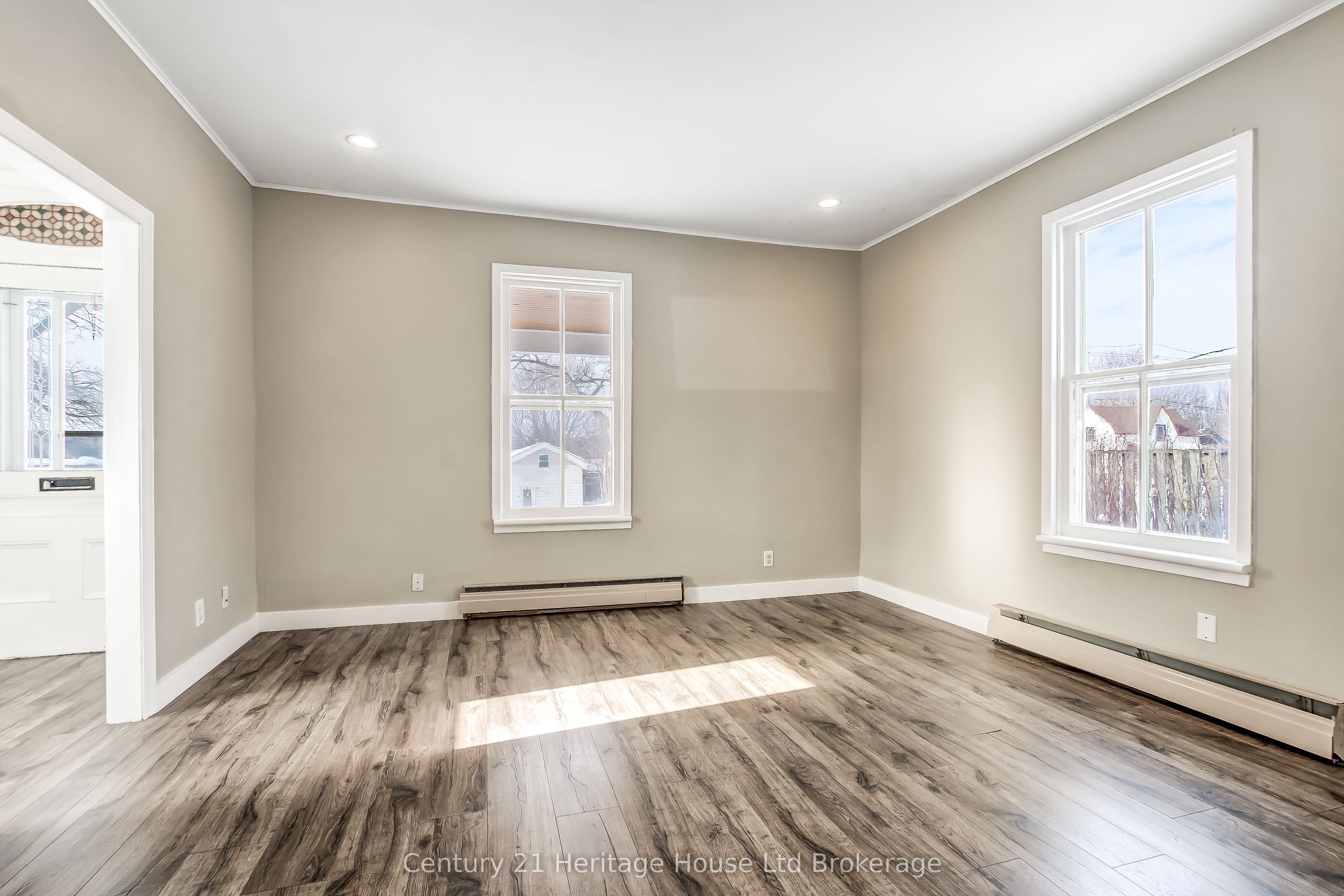 152 Charles Street E Property Photo 9