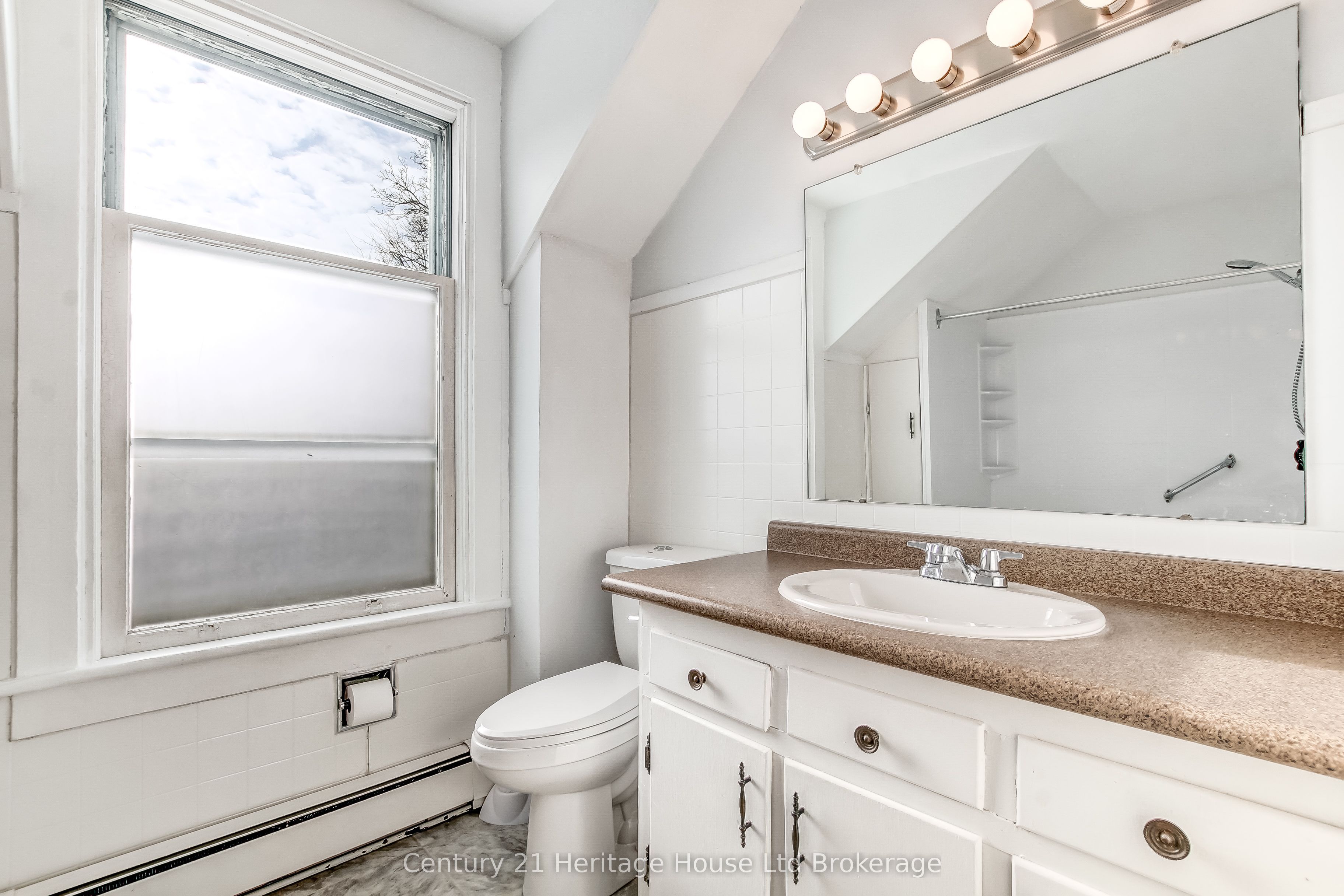 152 Charles Street E Property Photo 23