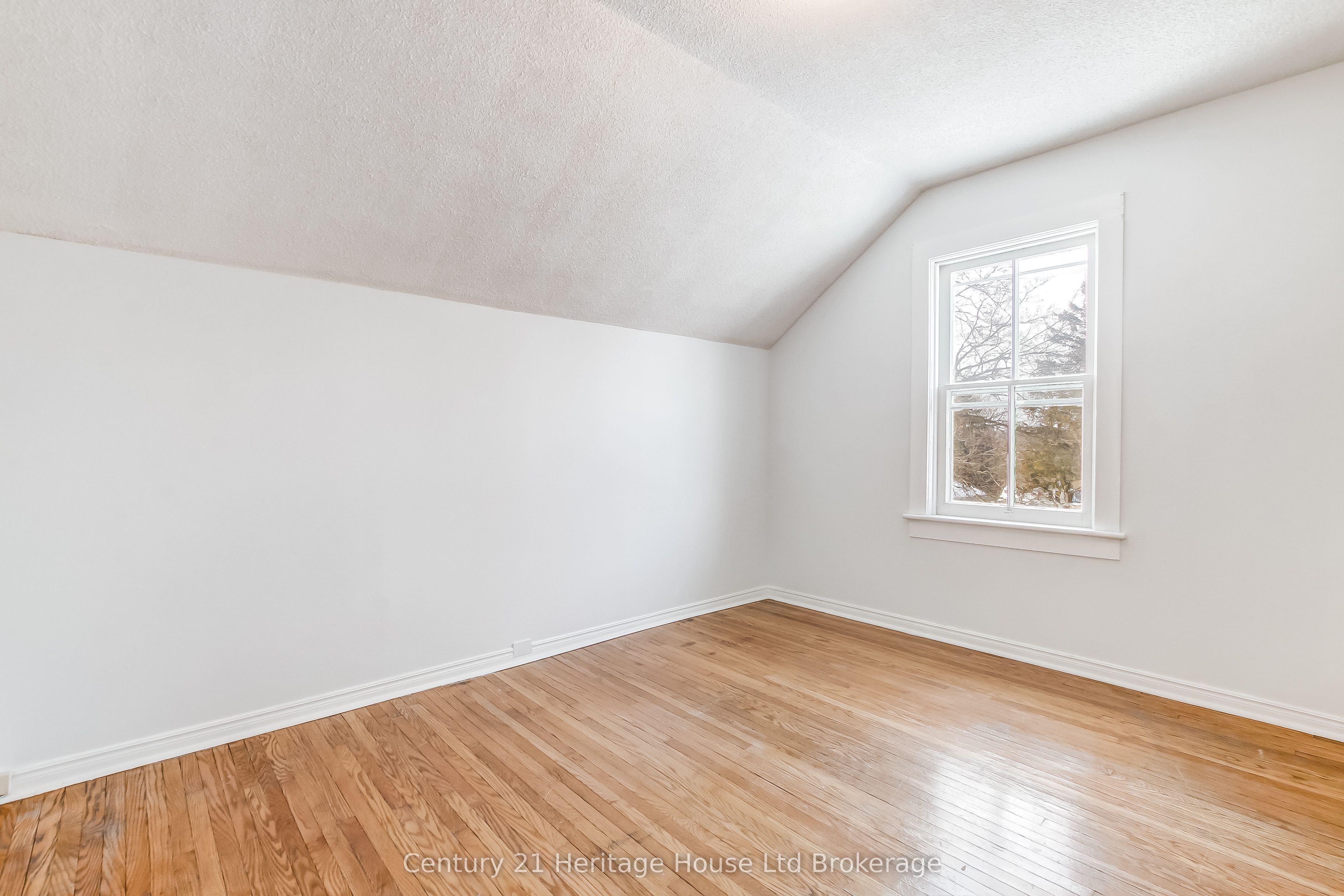 152 Charles Street E Property Photo 24