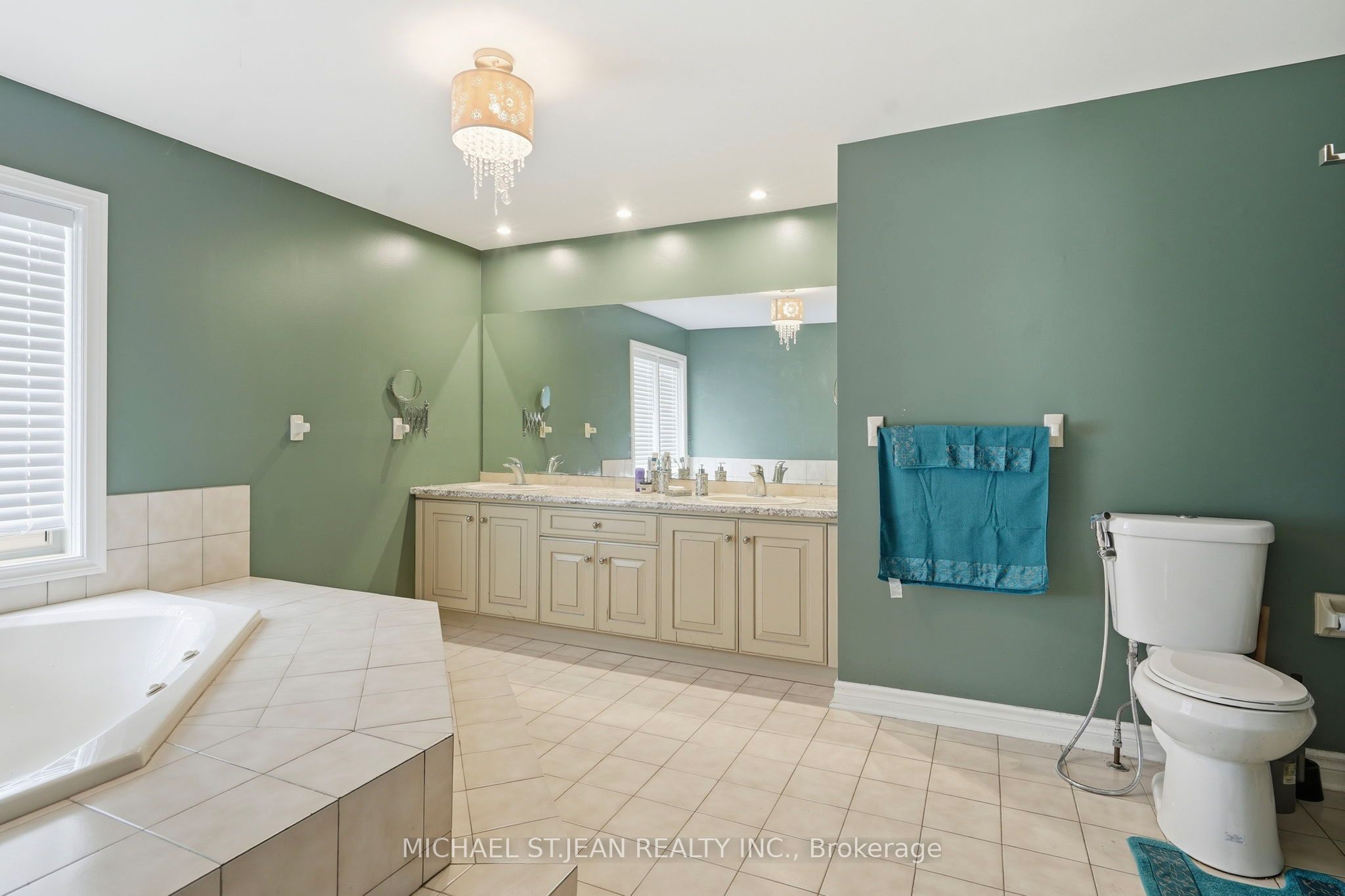 55 Woodside Square Property Photo 27