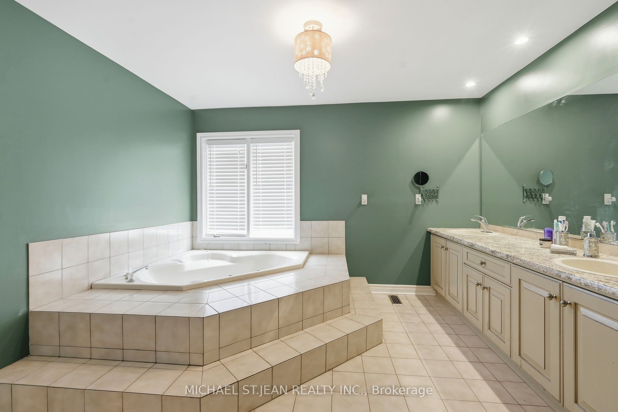 55 Woodside Square Property Photo 28