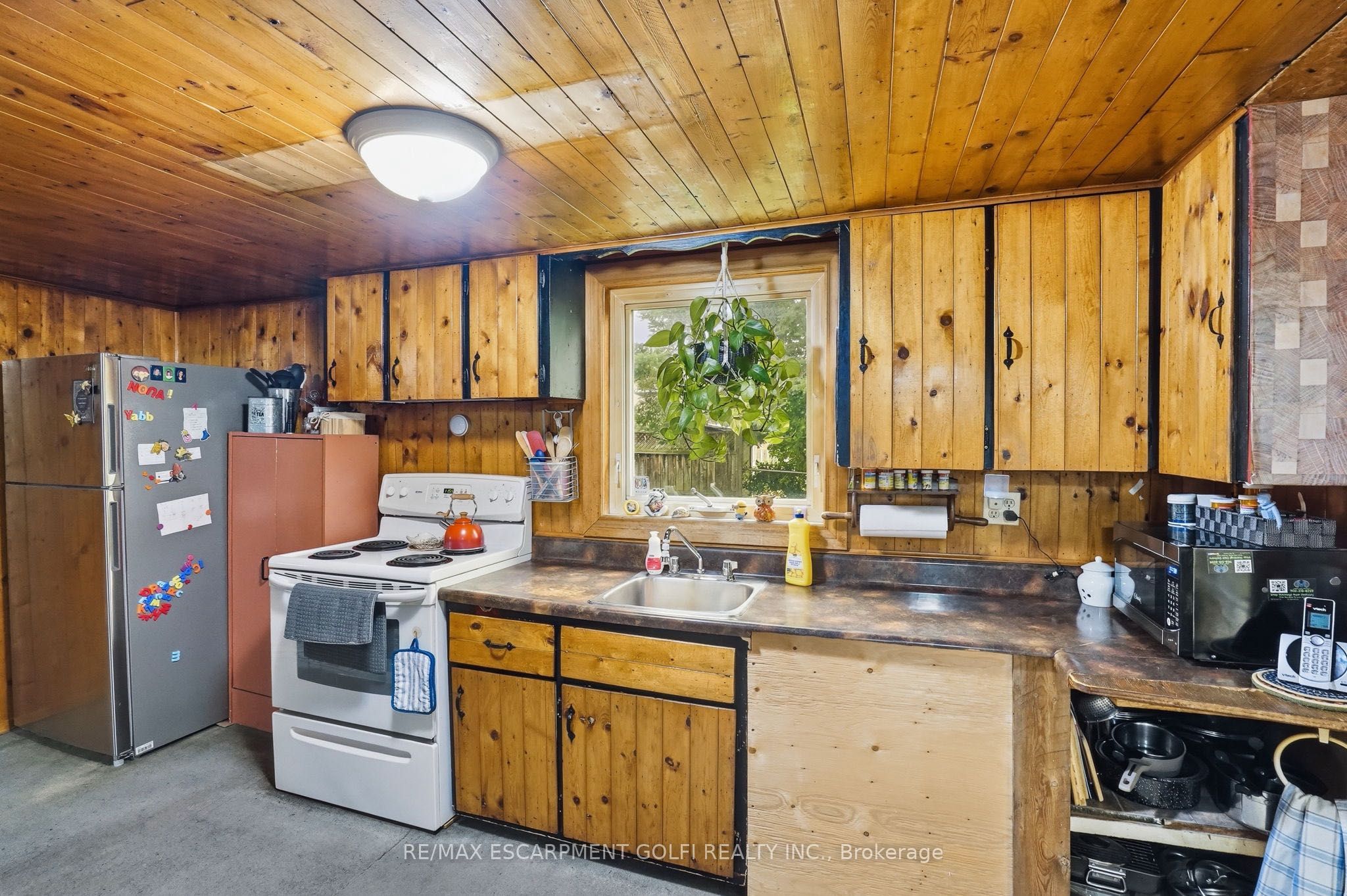 834 Mohawk Road E Property Photo 9