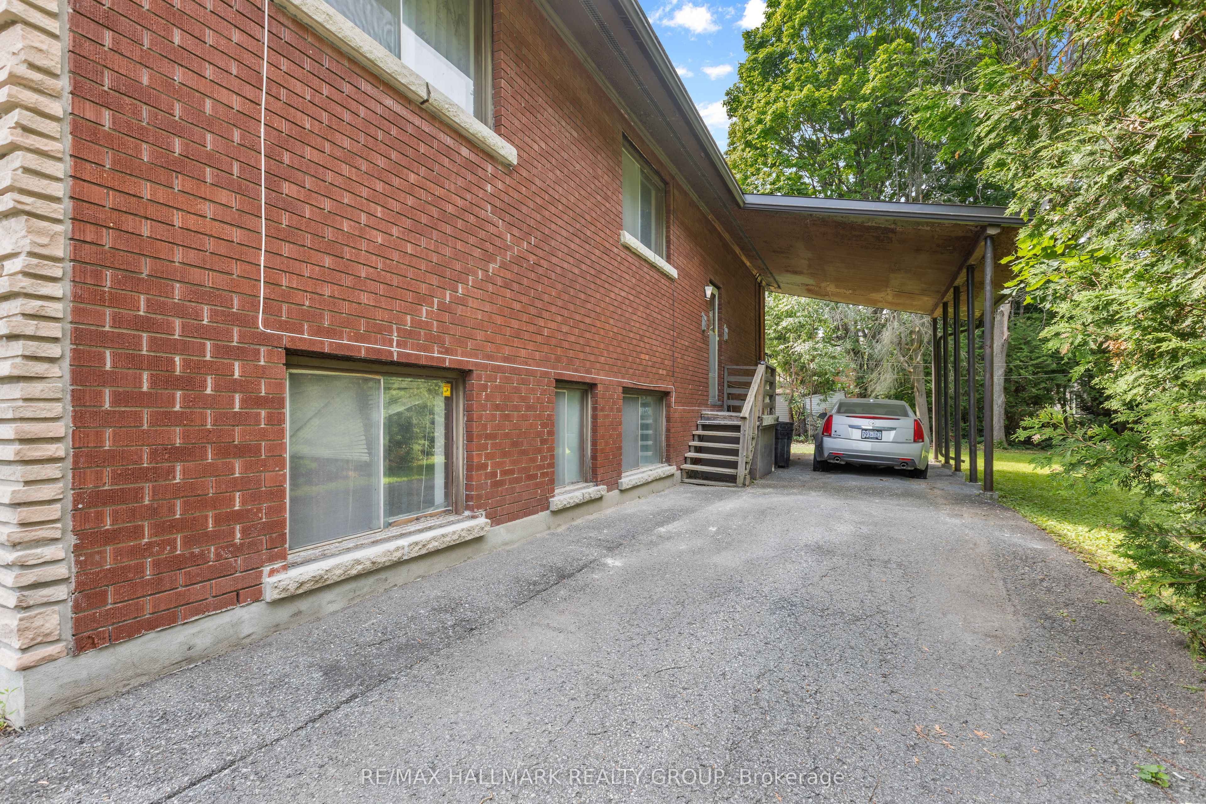 492 Vernon Avenue Property Photo 3