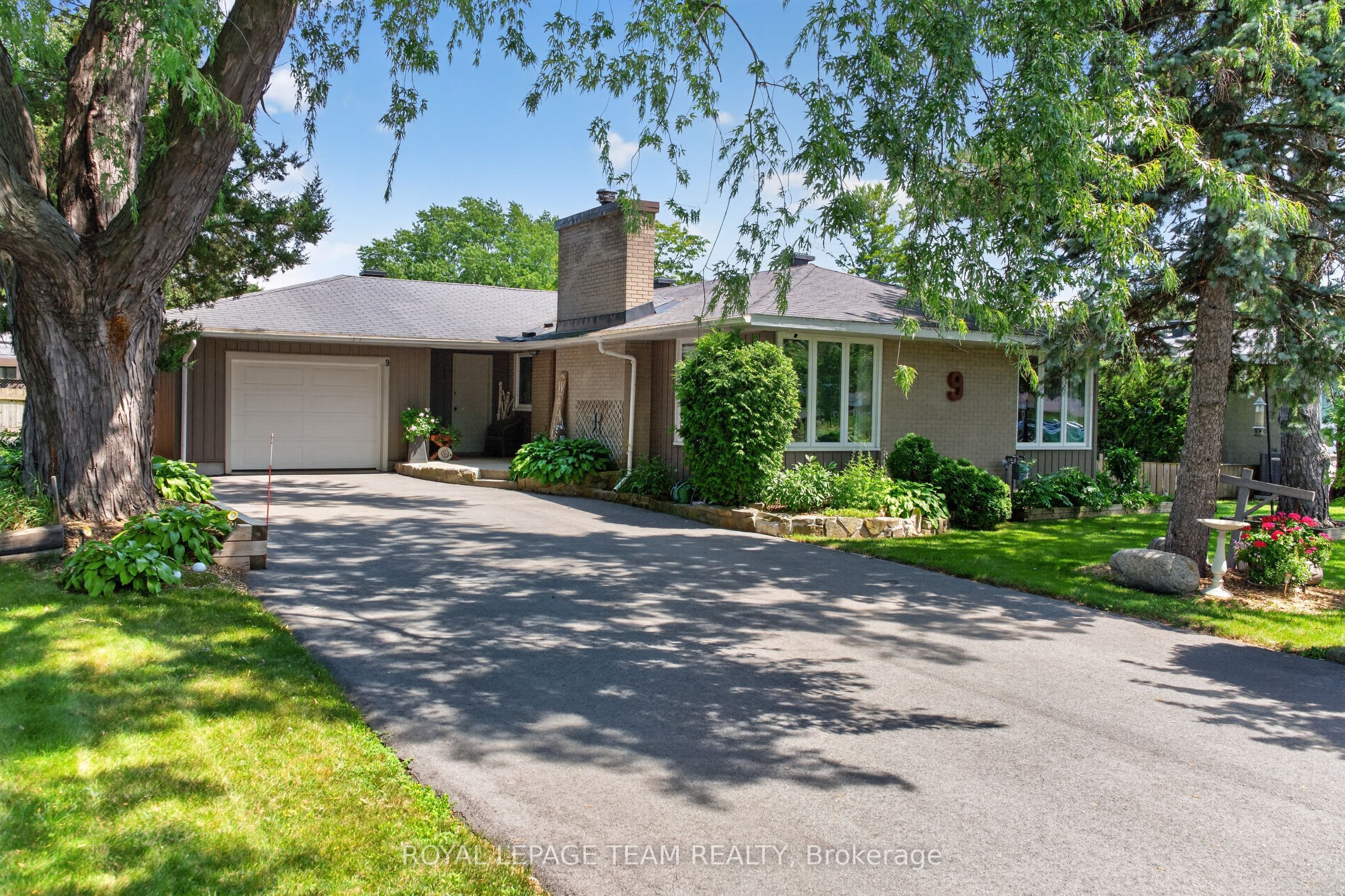 9 Laurentide Road Property Photo 1