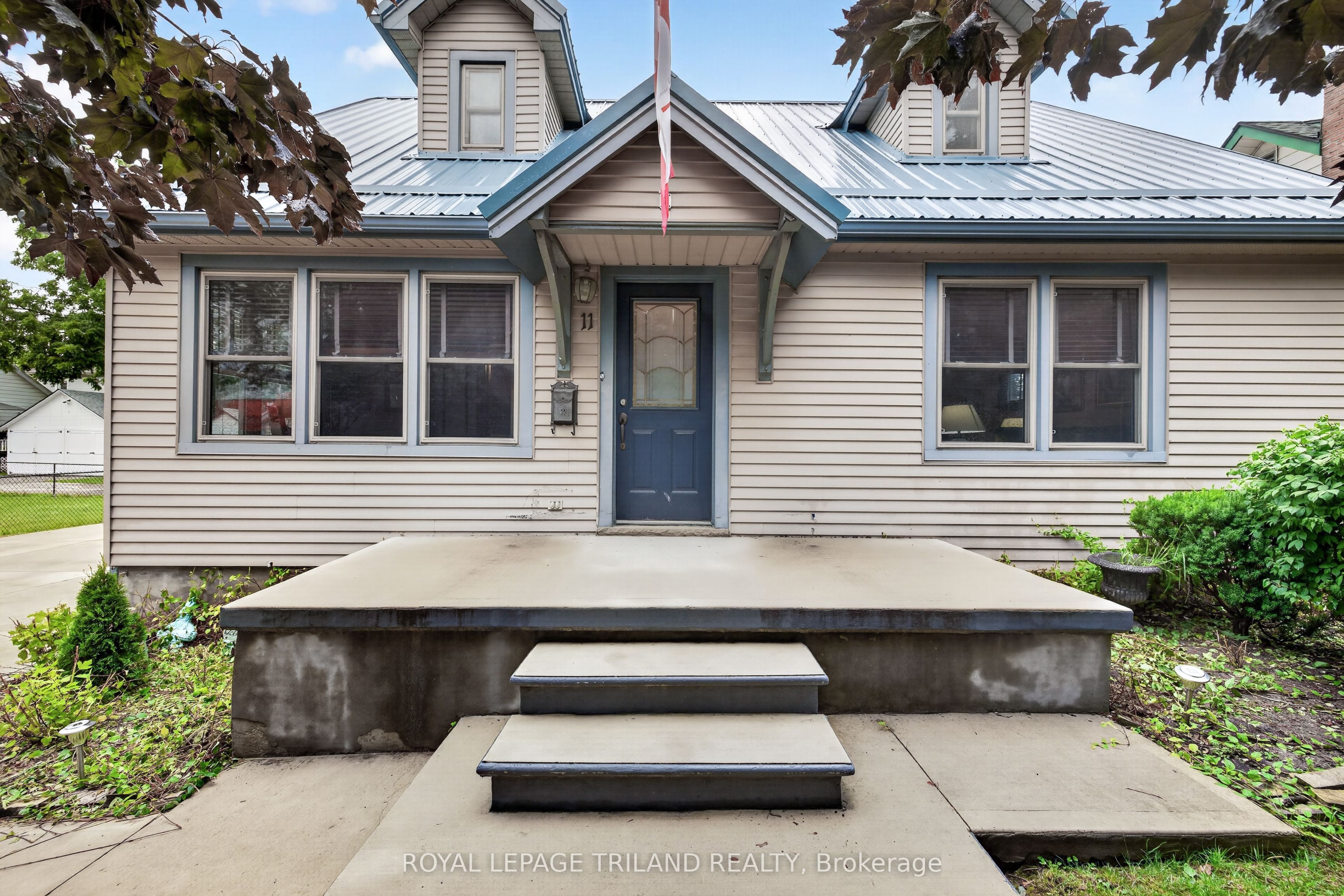 11 Maple Street E Property Photo 3