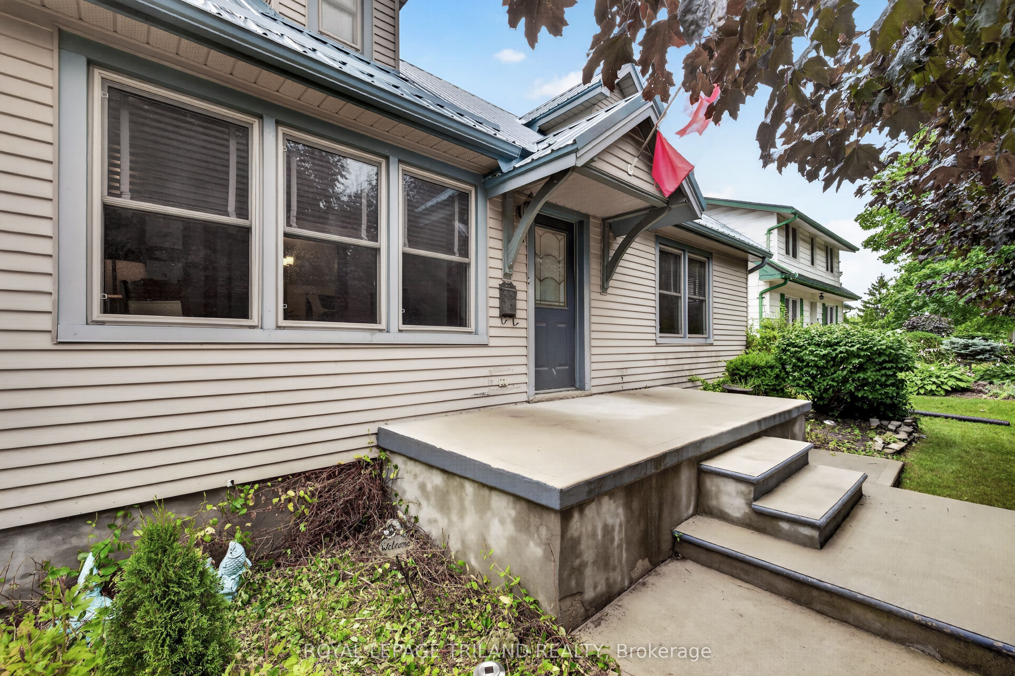 11 Maple Street E Property Photo 4