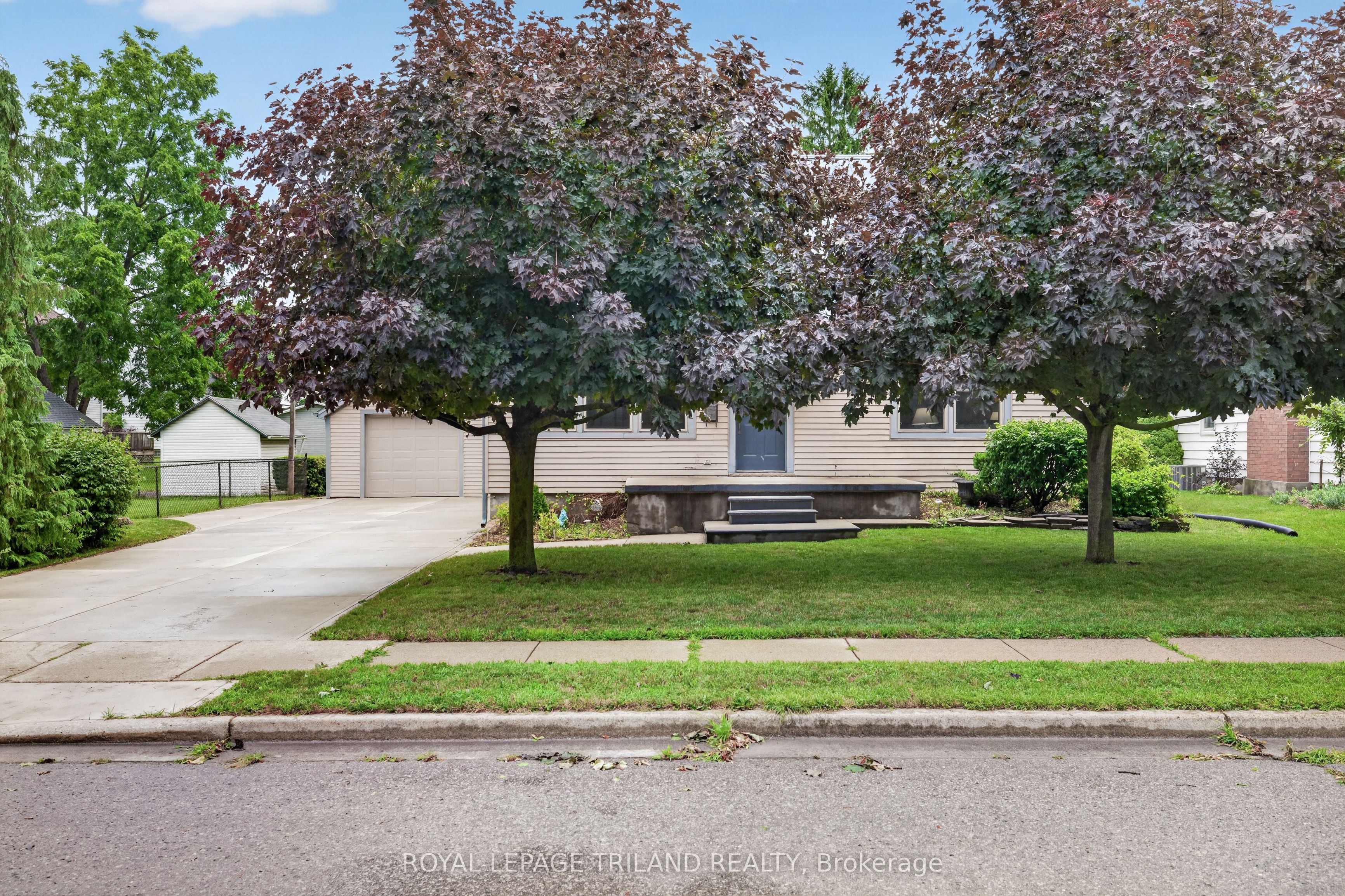 11 Maple Street E Property Photo 6