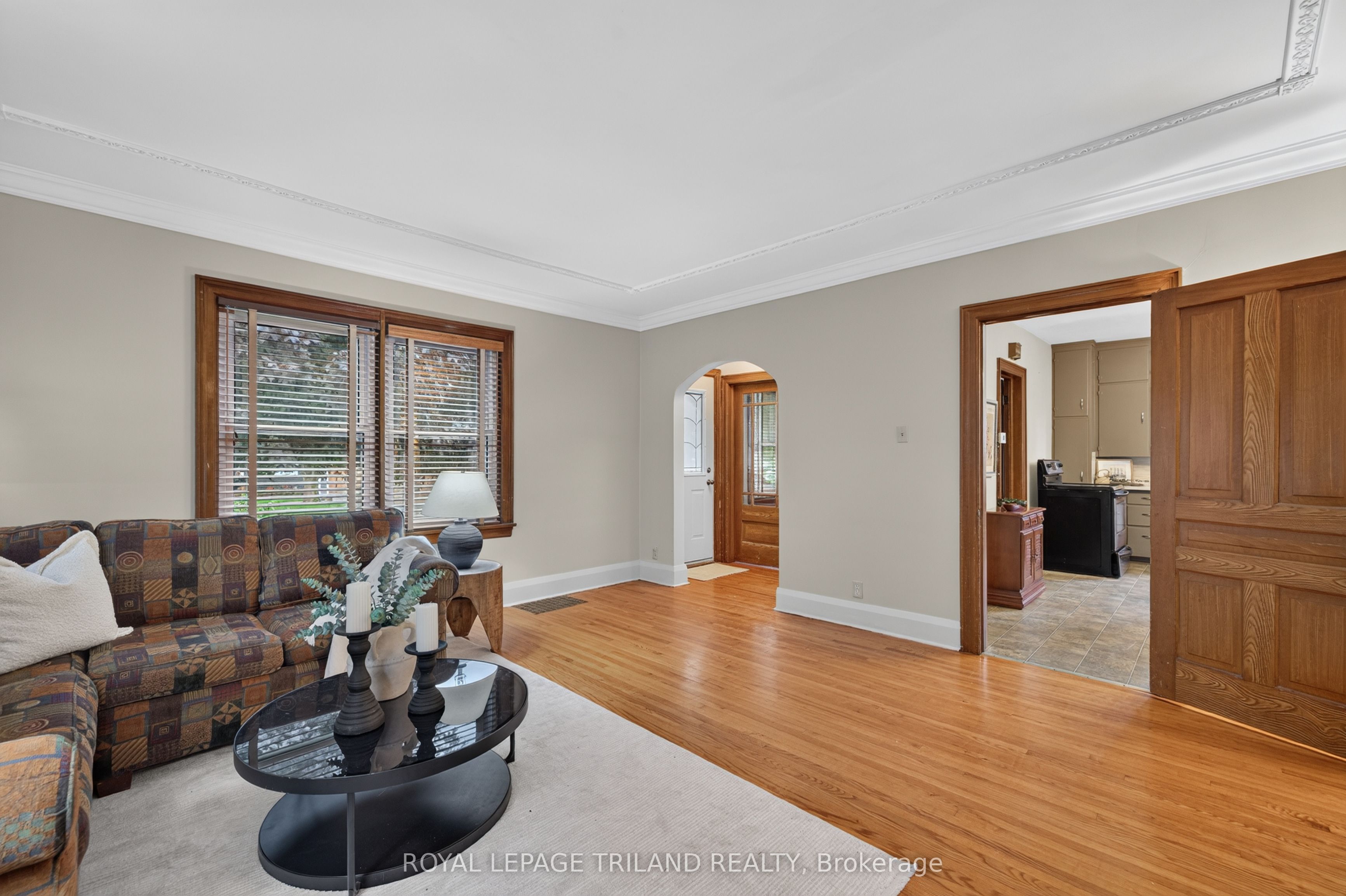 11 Maple Street E Property Photo 9