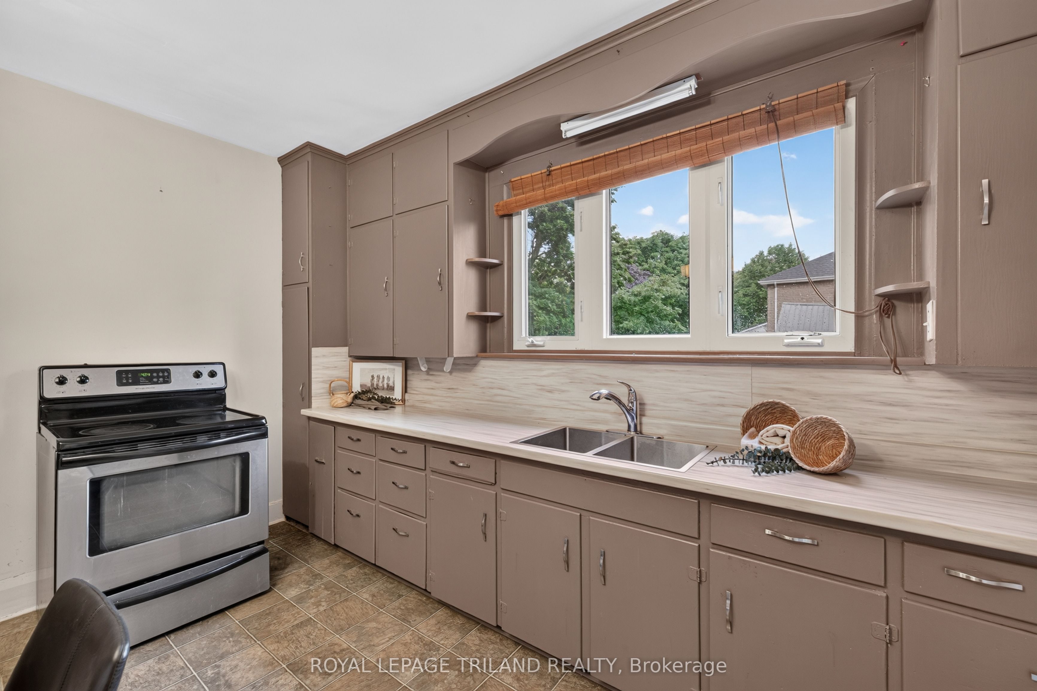 11 Maple Street E Property Photo 15