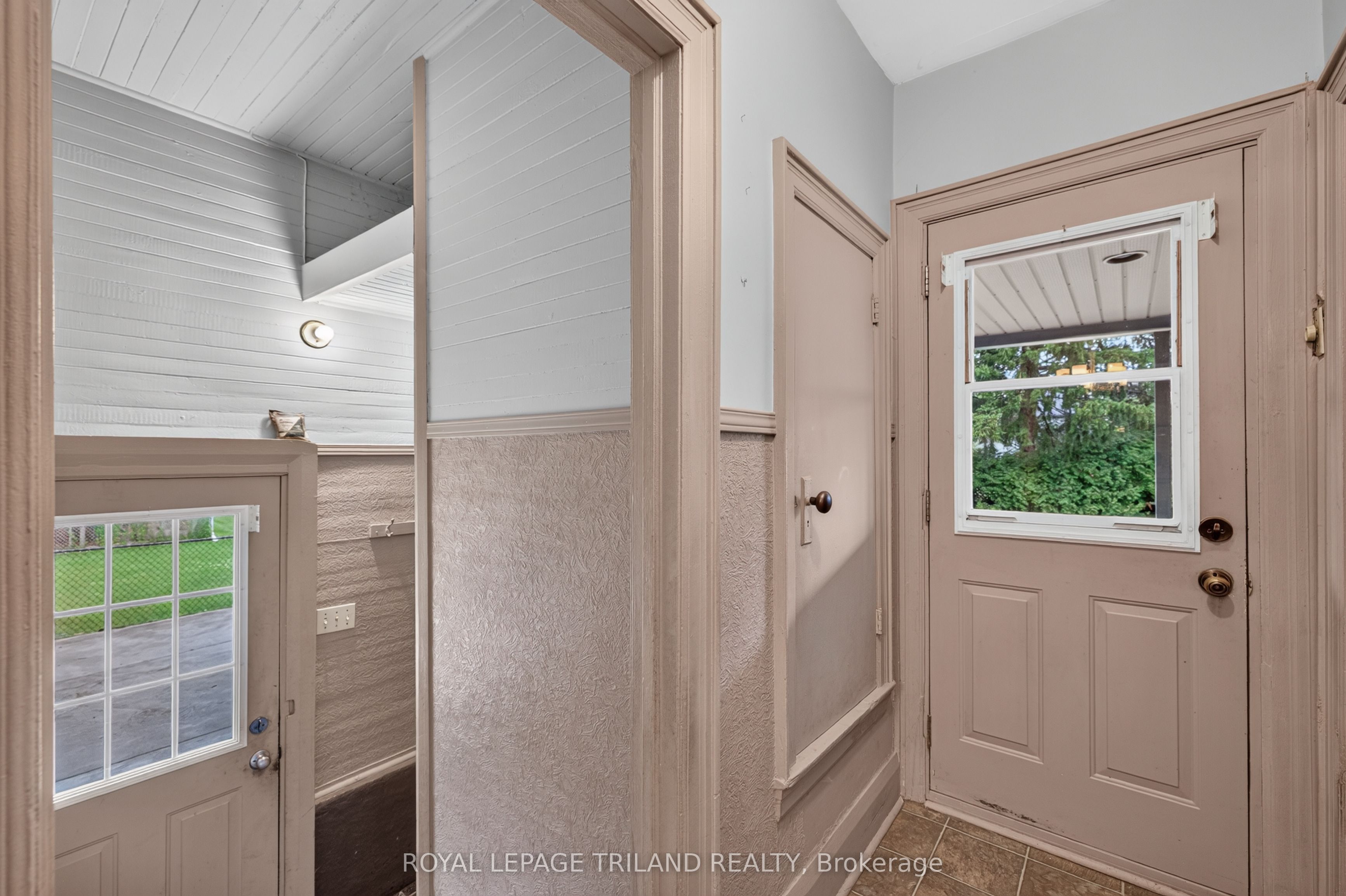 11 Maple Street E Property Photo 20