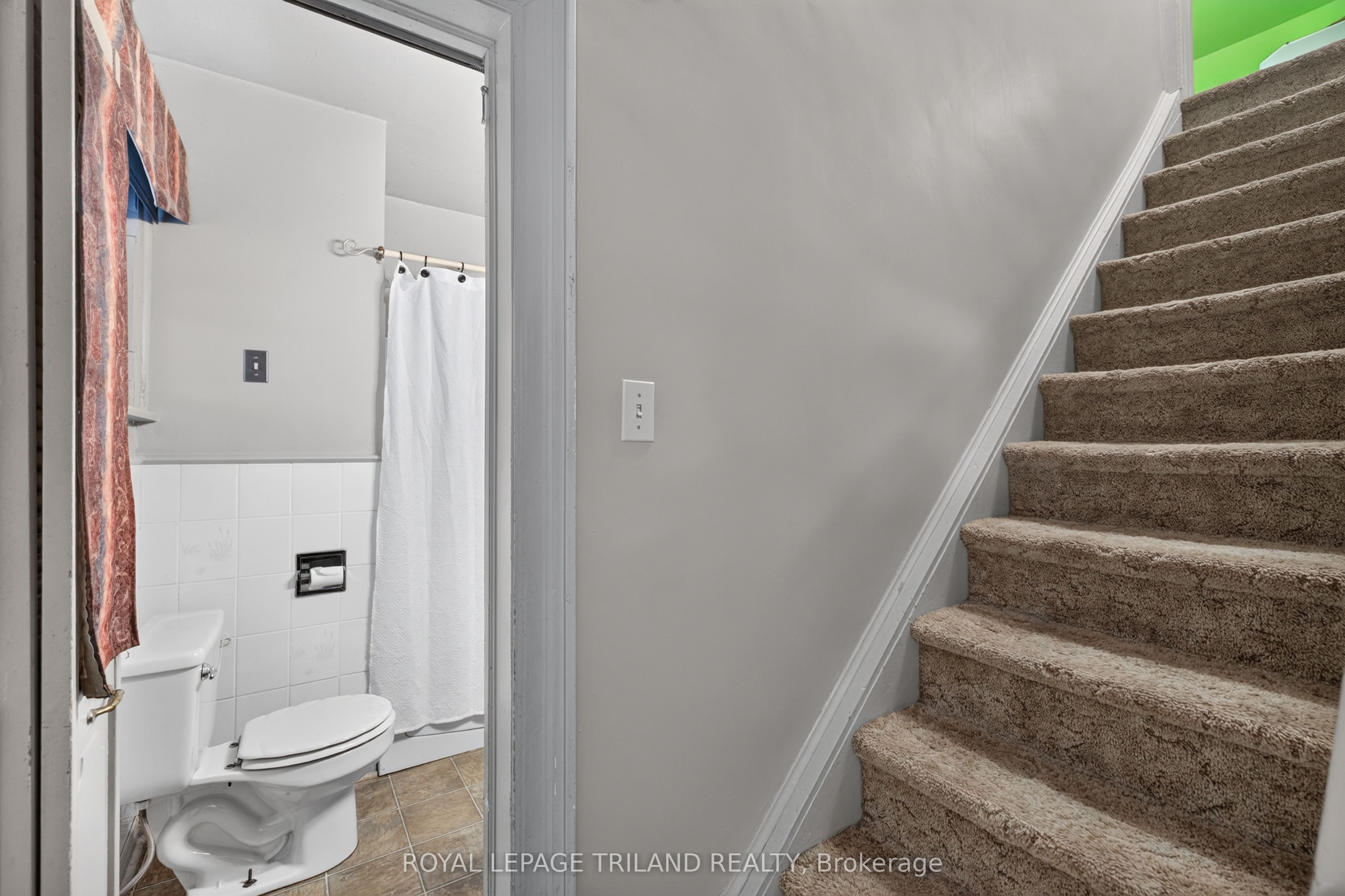 11 Maple Street E Property Photo 21