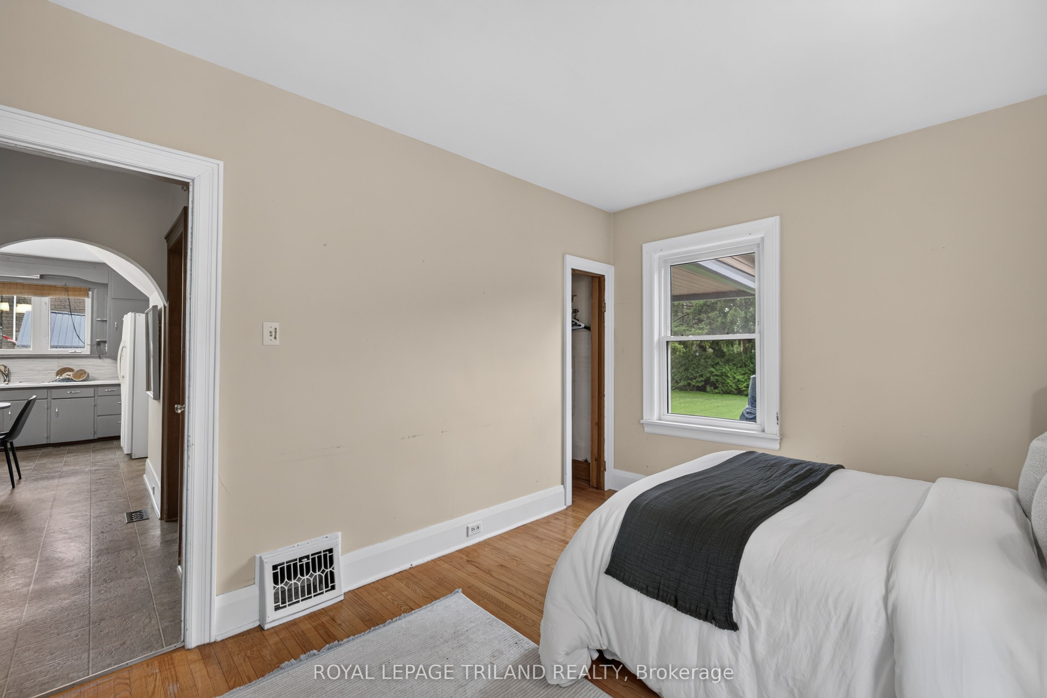 11 Maple Street E Property Photo 23