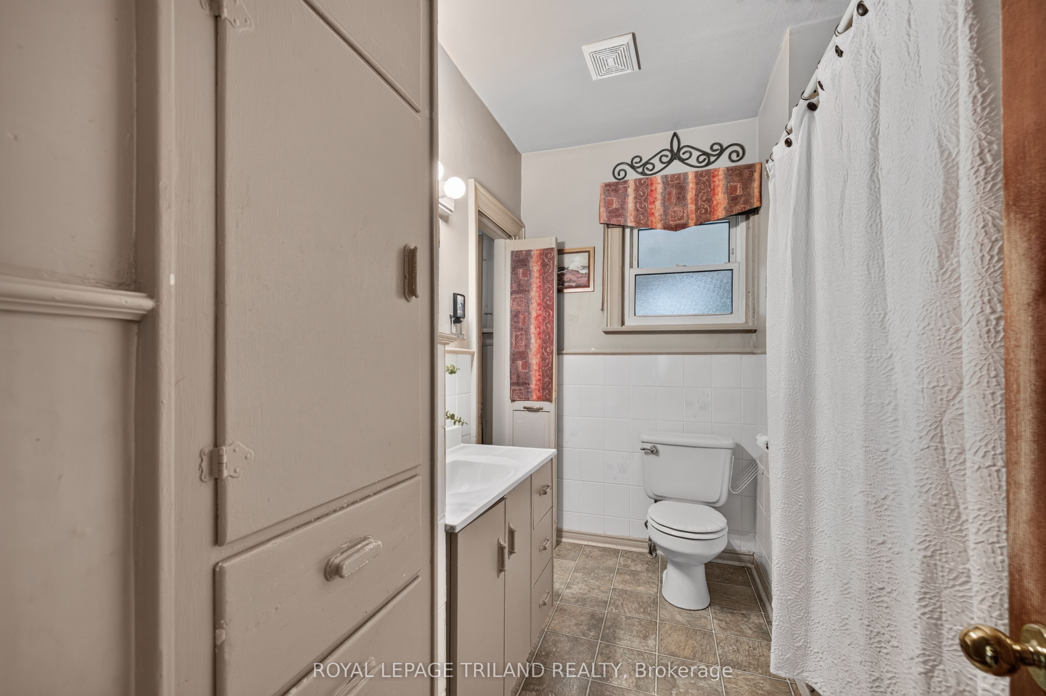 11 Maple Street E Property Photo 25