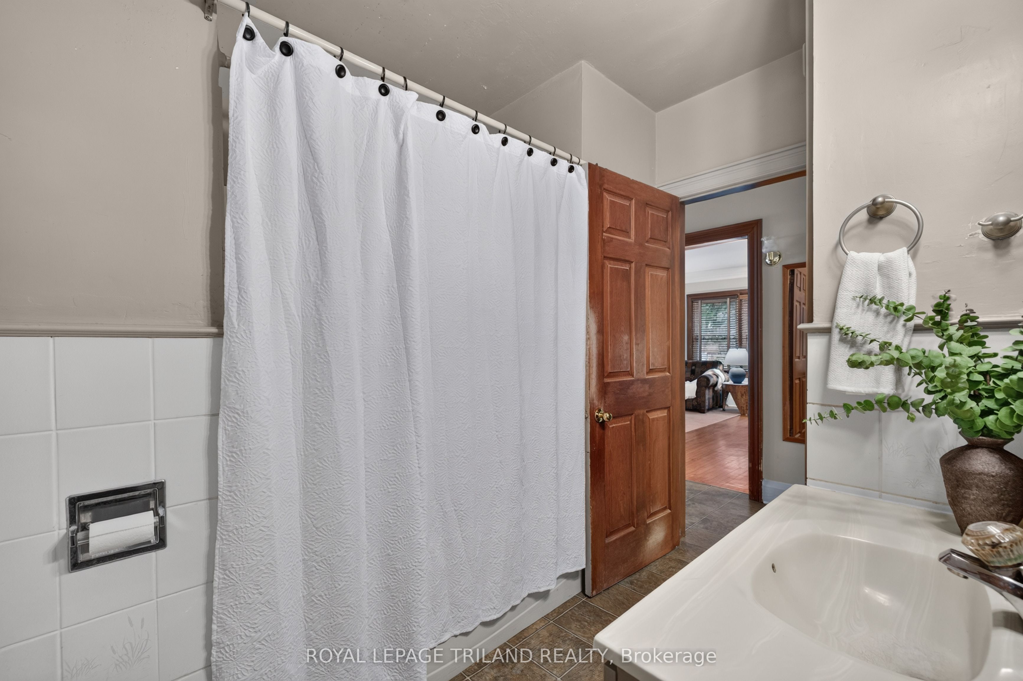 11 Maple Street E Property Photo 26