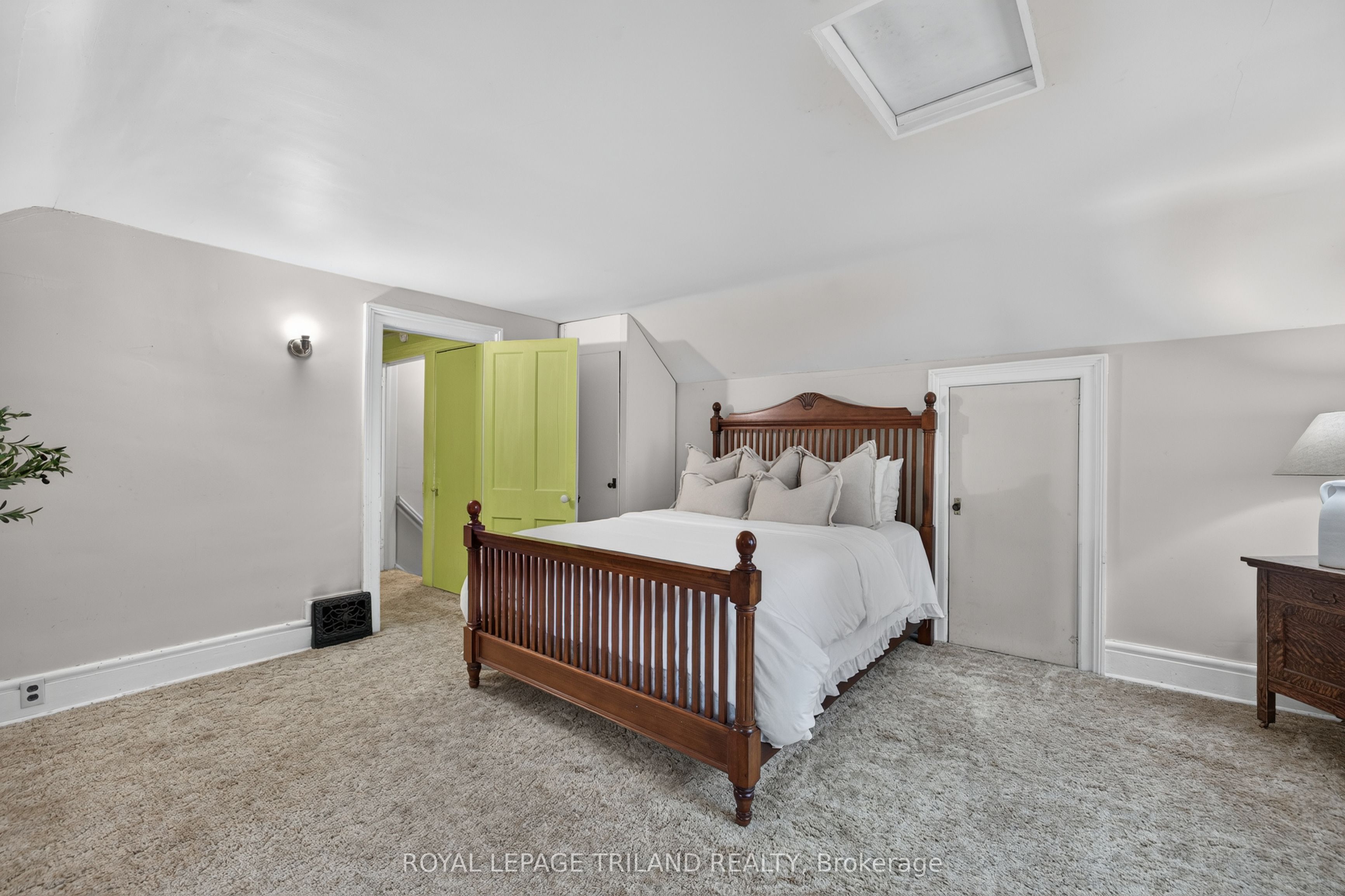 11 Maple Street E Property Photo 29