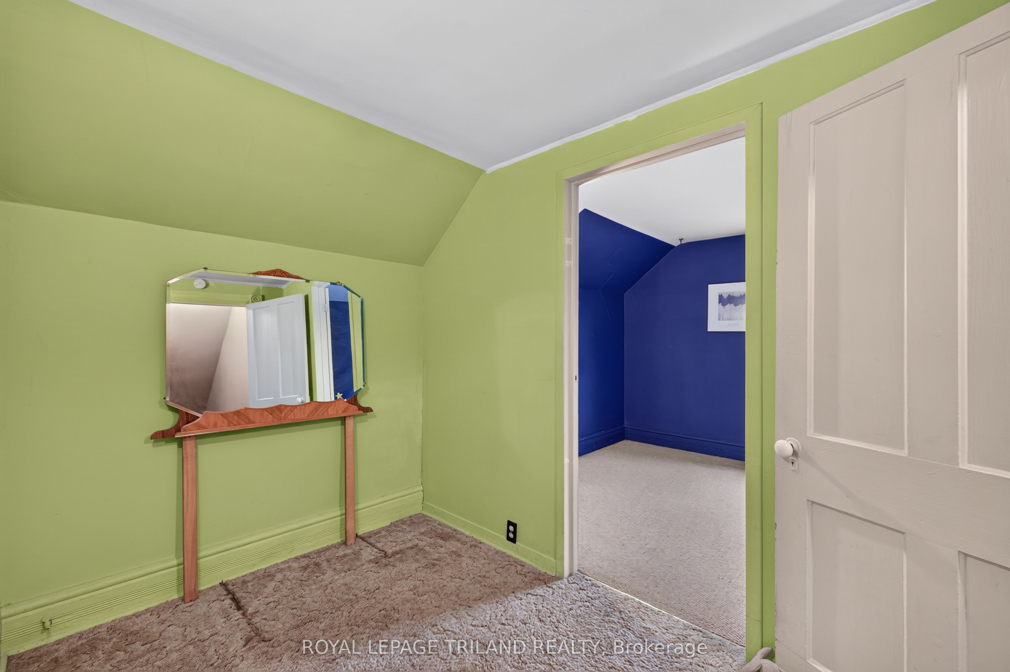 11 Maple Street E Property Photo 30