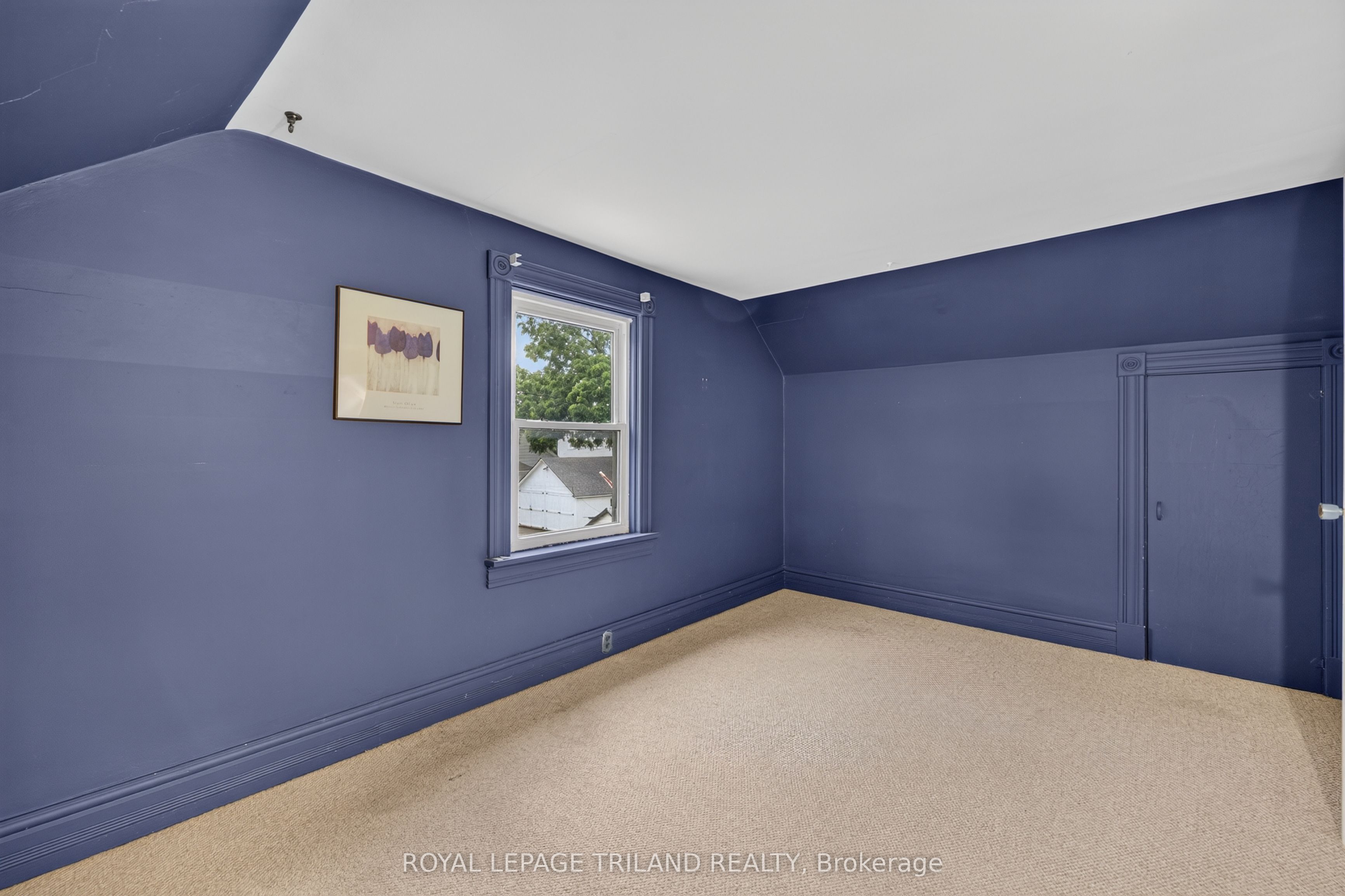 11 Maple Street E Property Photo 31
