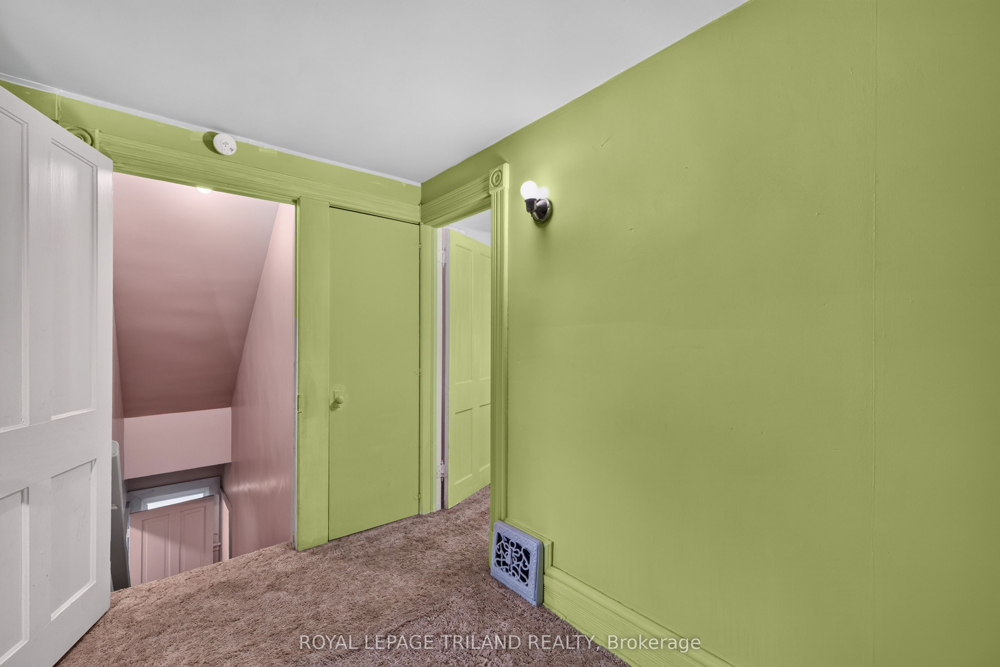 11 Maple Street E Property Photo 33