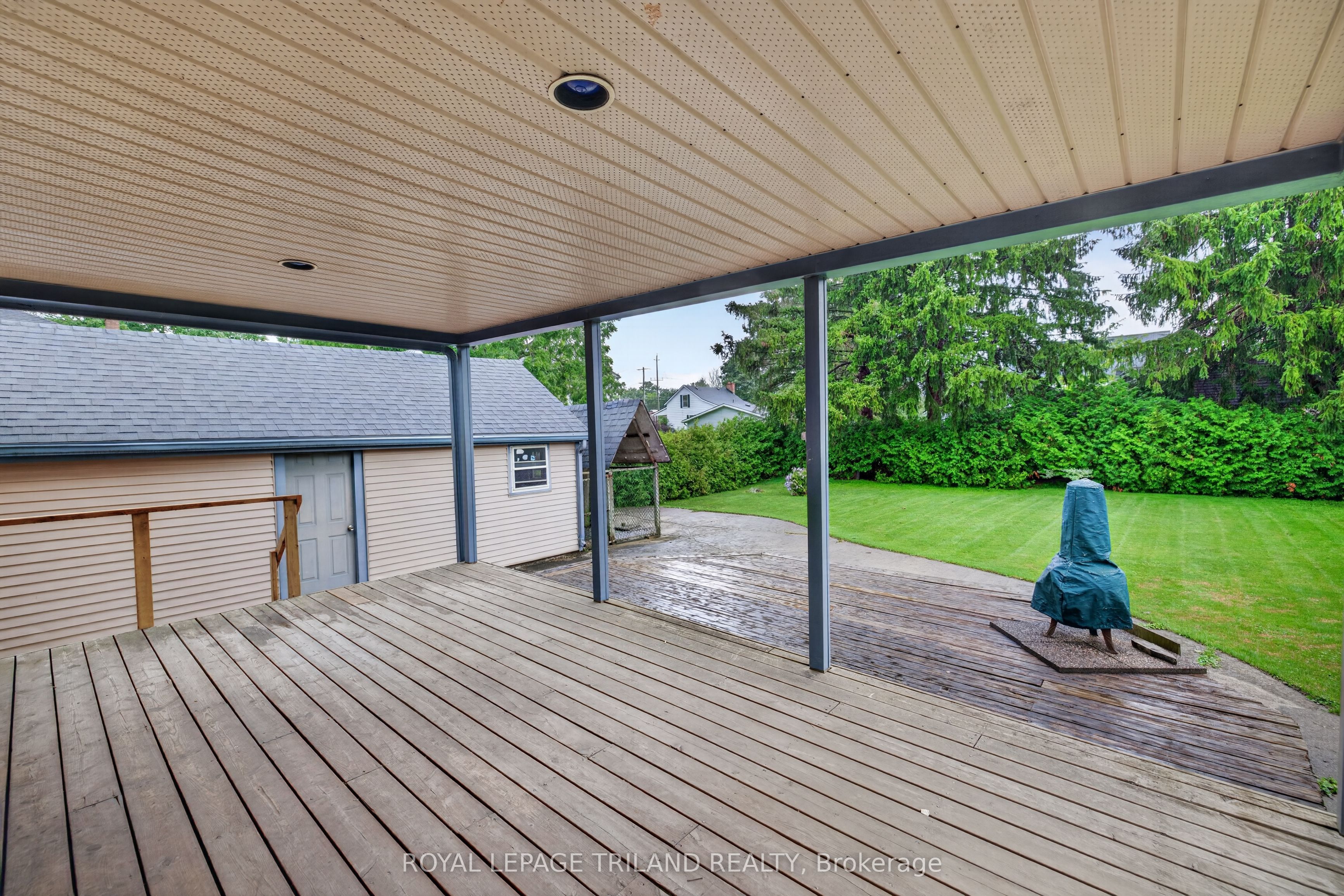 11 Maple Street E Property Photo 41