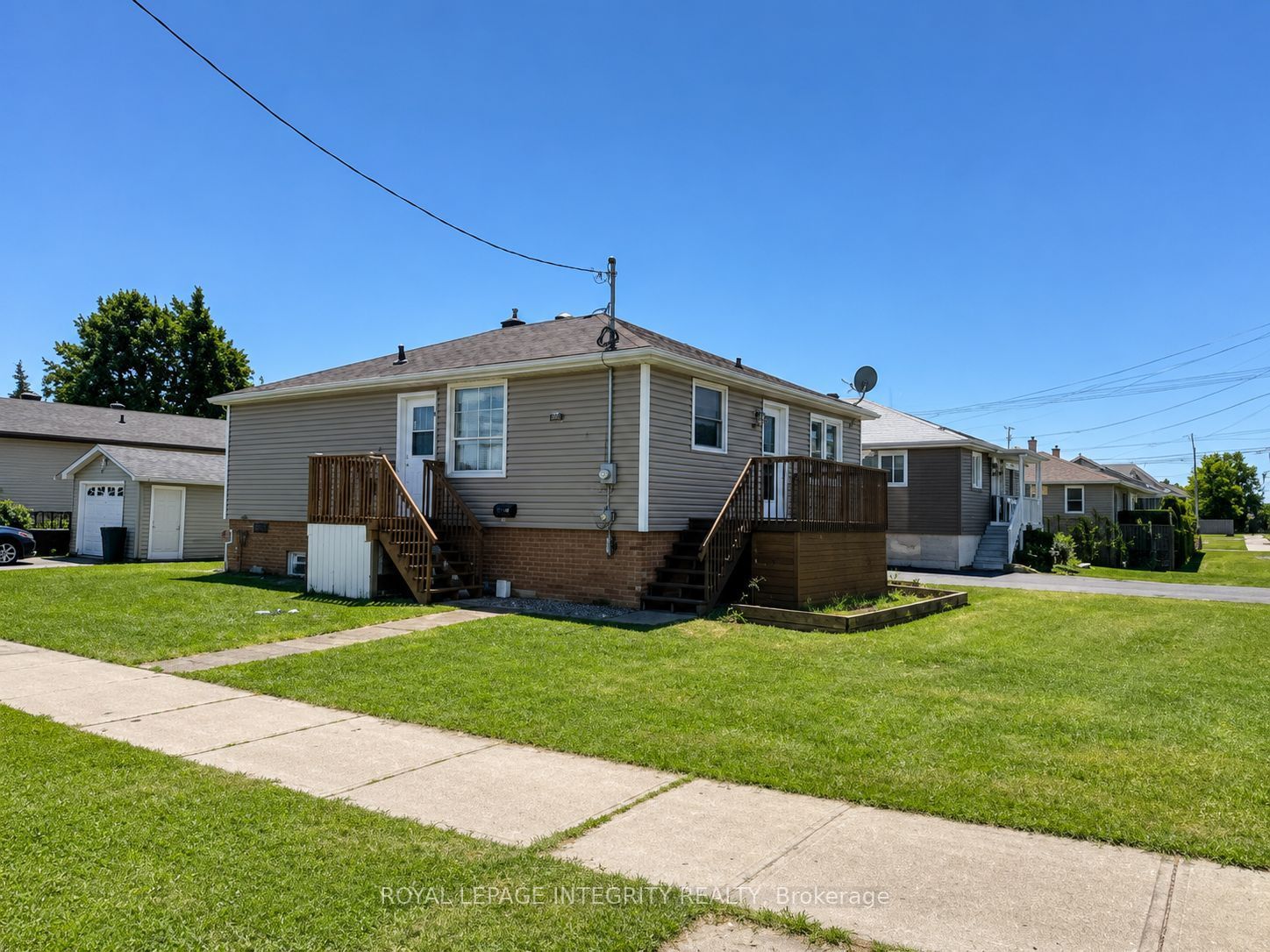 607 12th Street E Property Photo 3