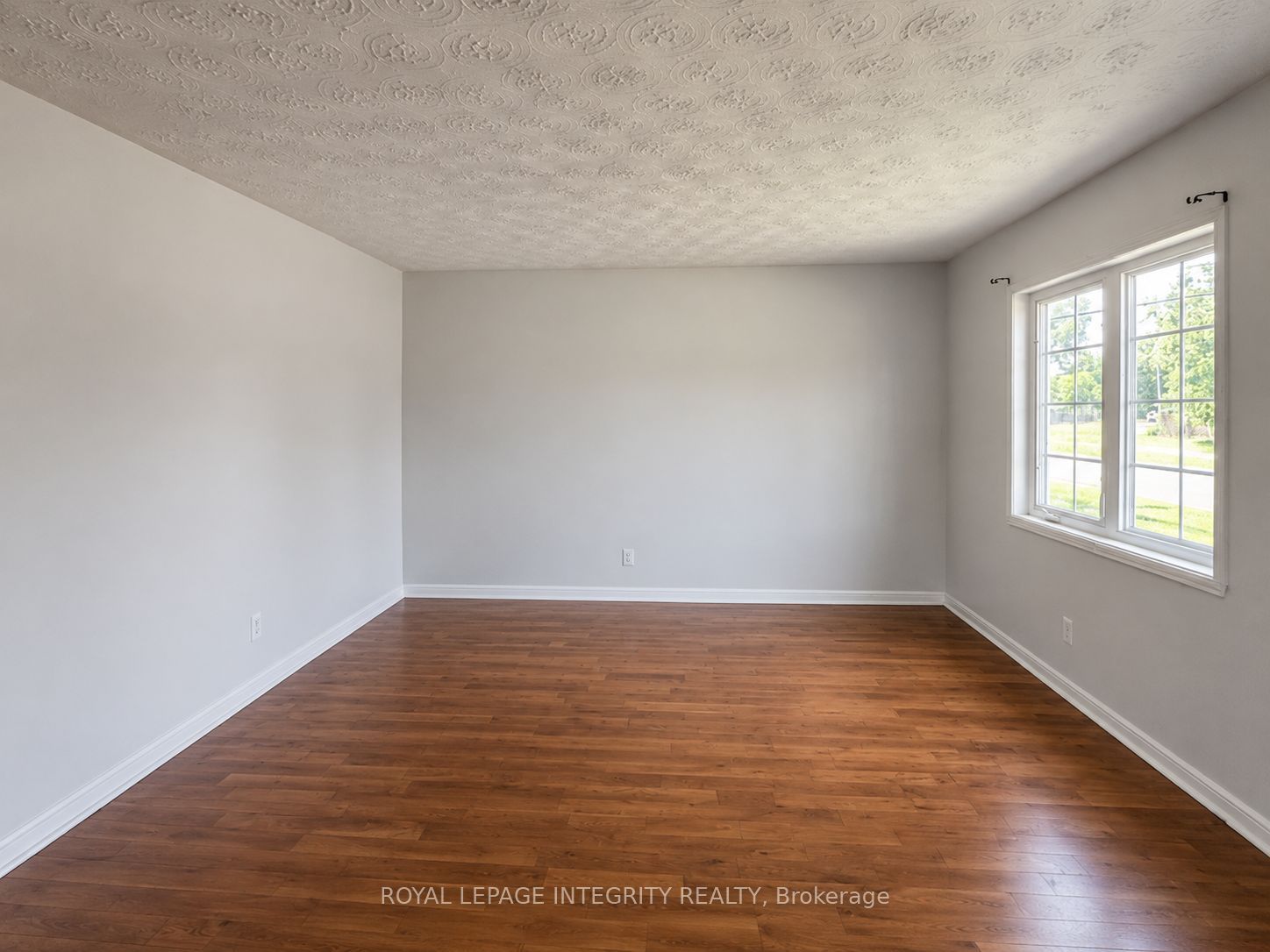 607 12th Street E Property Photo 4