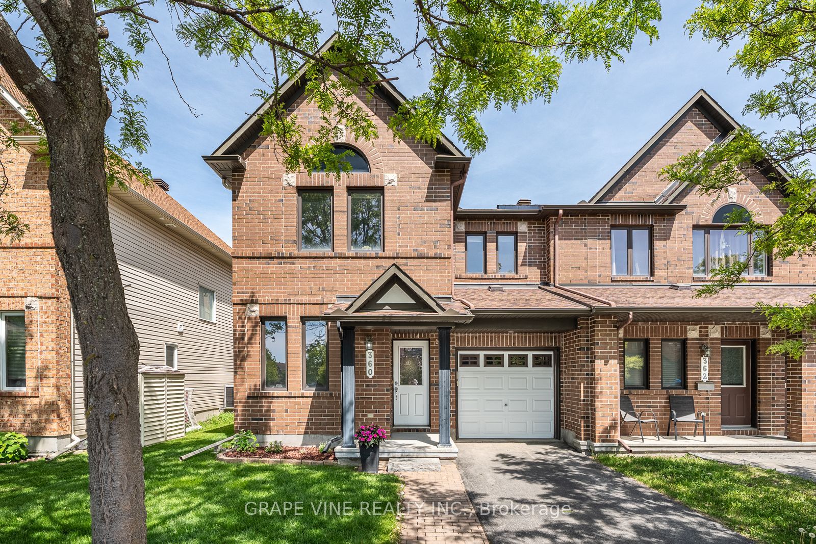 360 BALINROAN Crescent Property Photo 1