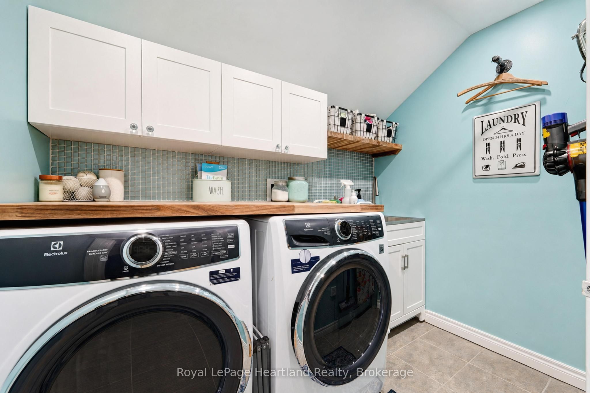 114 Elgin Avenue E Property Photo 26