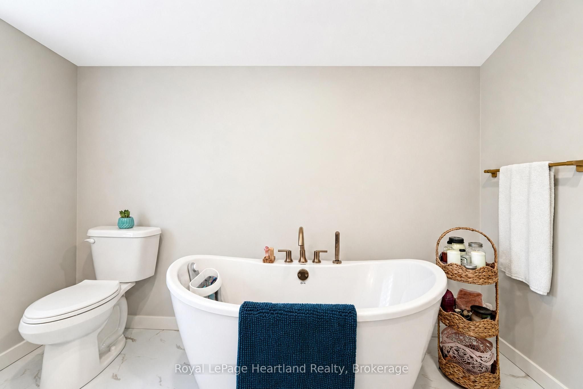 114 Elgin Avenue E Property Photo 29