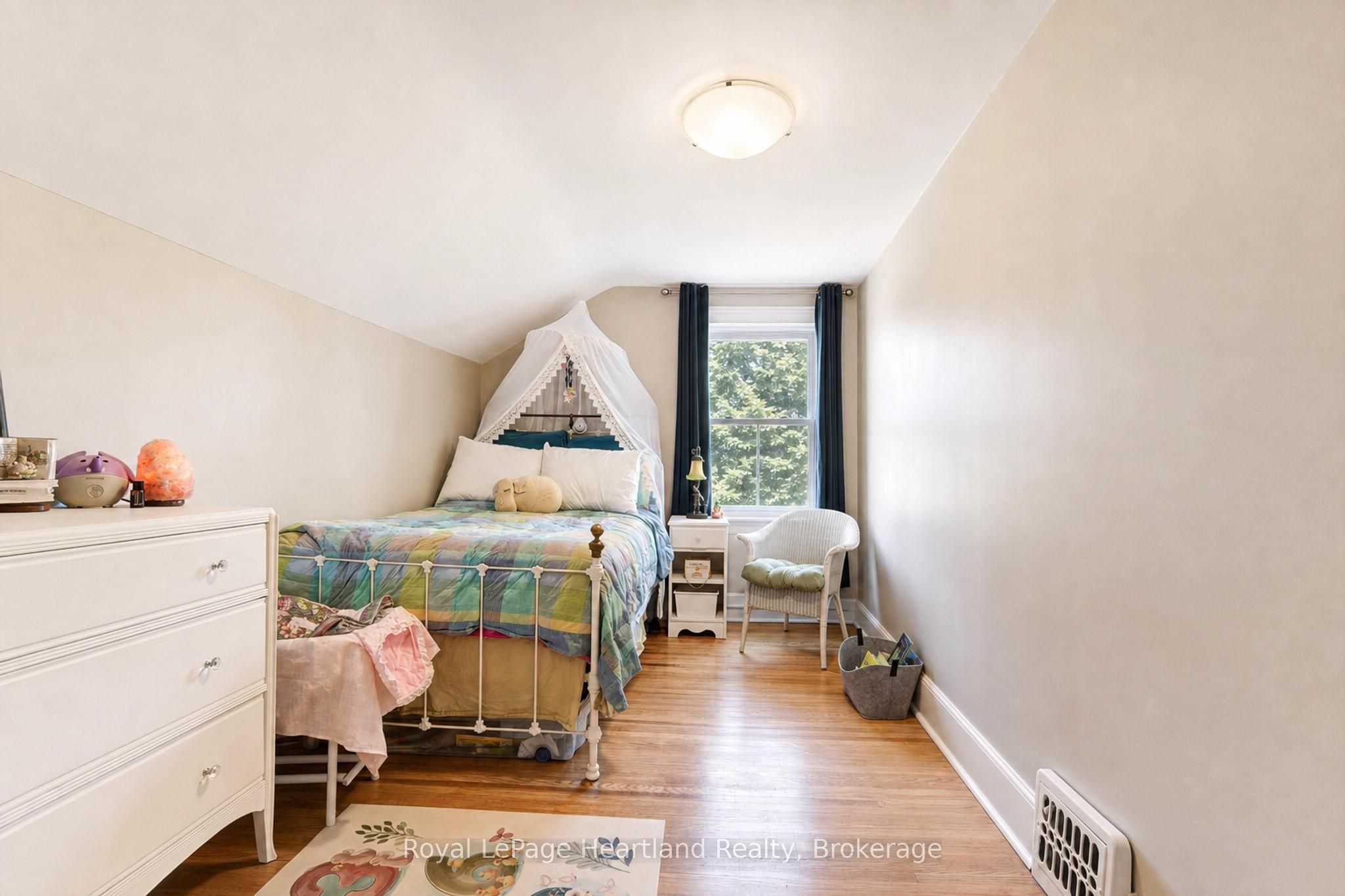 114 Elgin Avenue E Property Photo 32