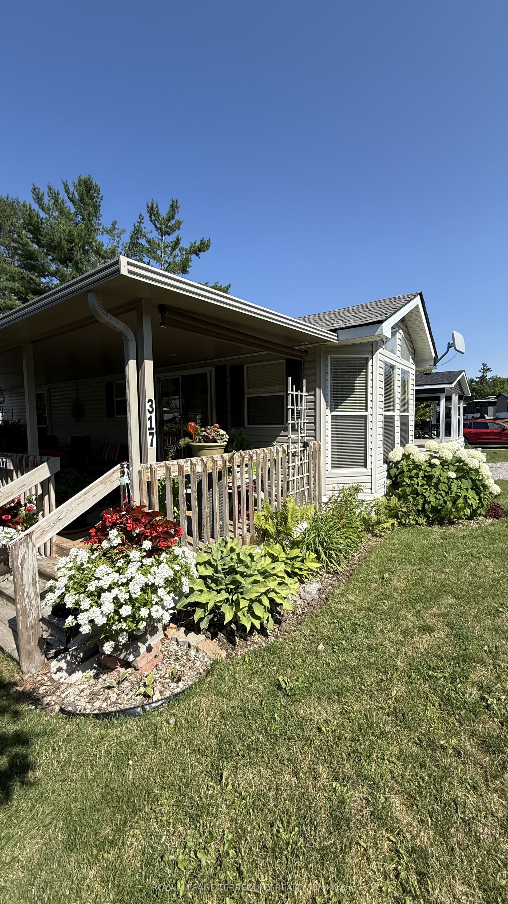 317 Rockview Property Photo 4
