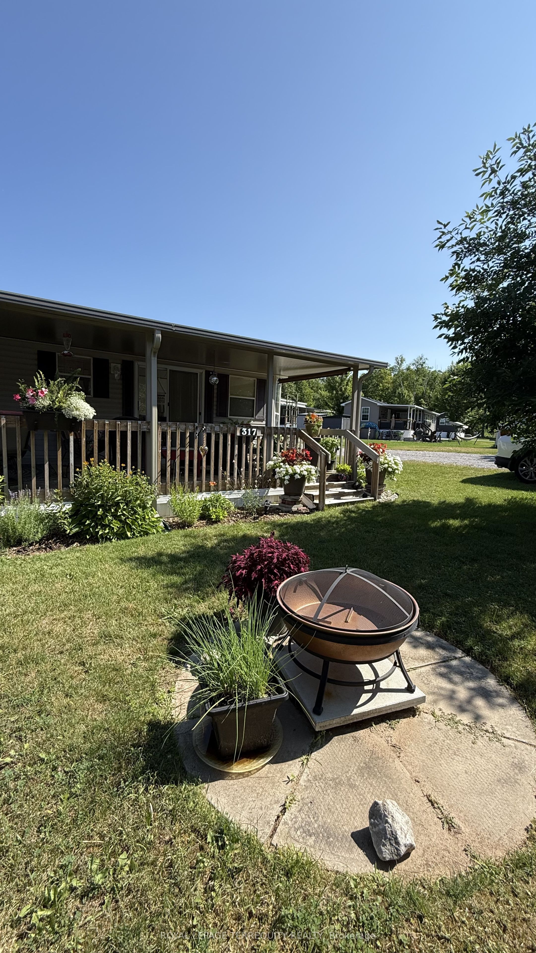 317 Rockview Property Photo 5