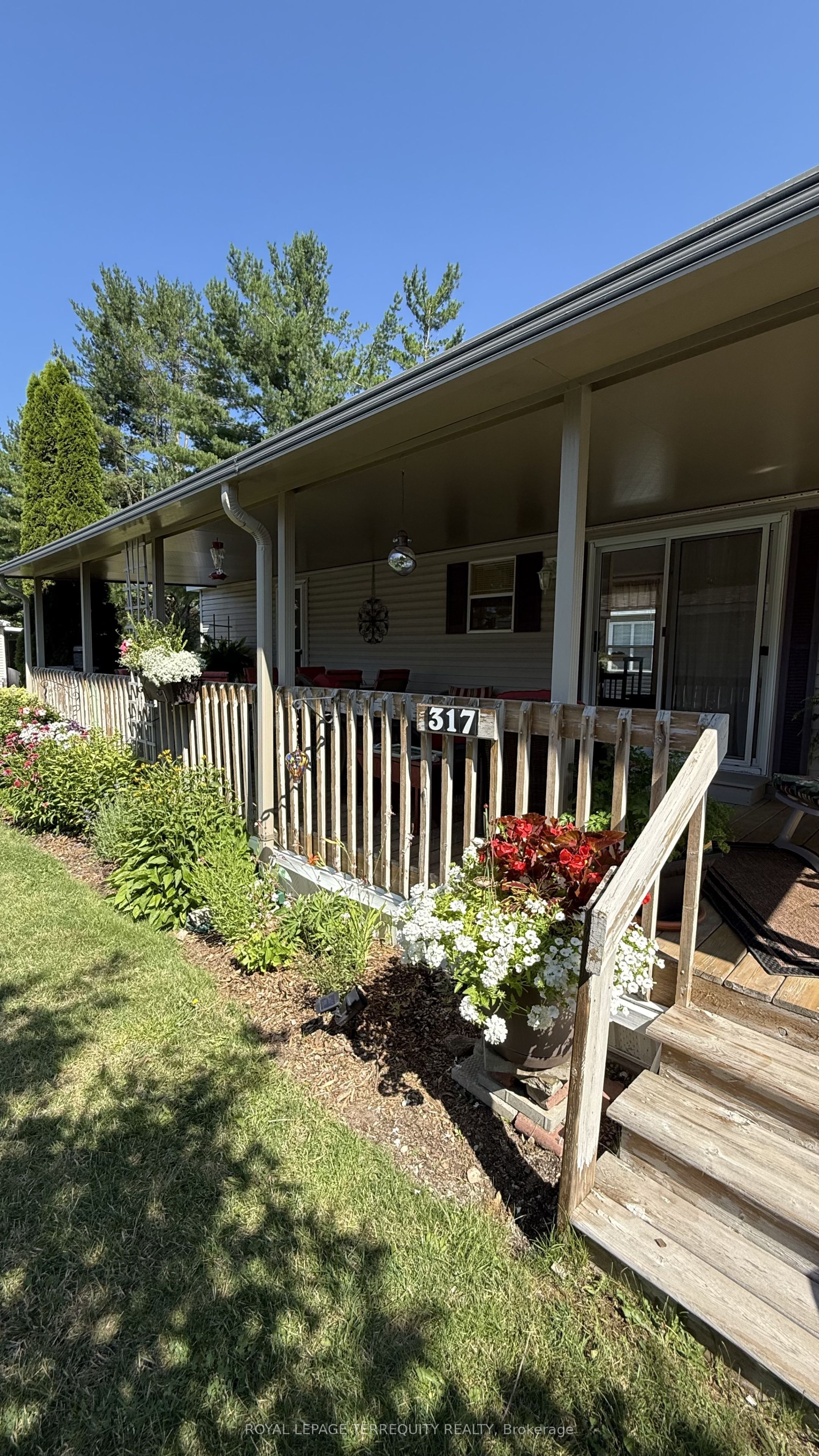 317 Rockview Property Photo 8