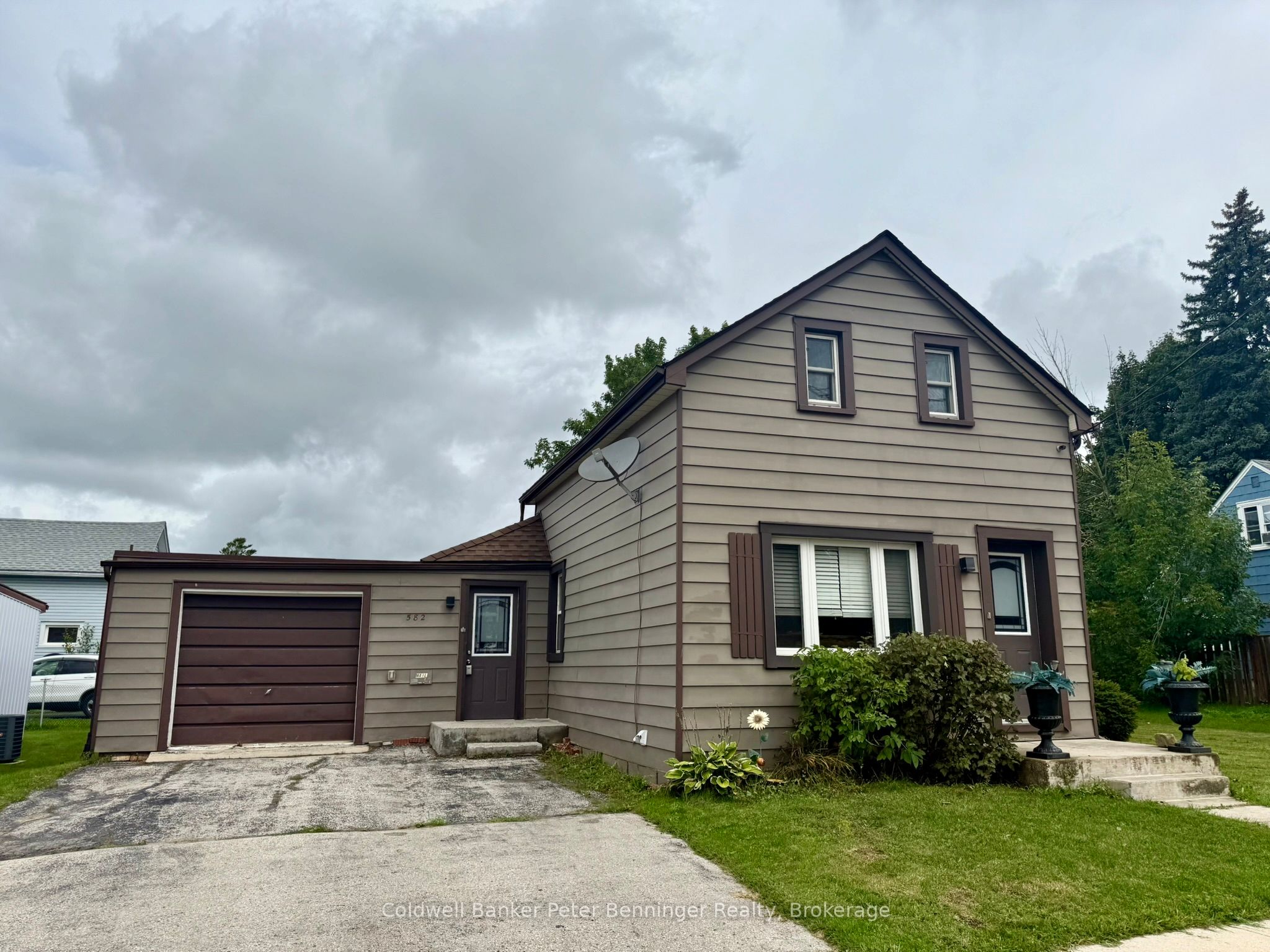 582 9th Street Property Photo 1