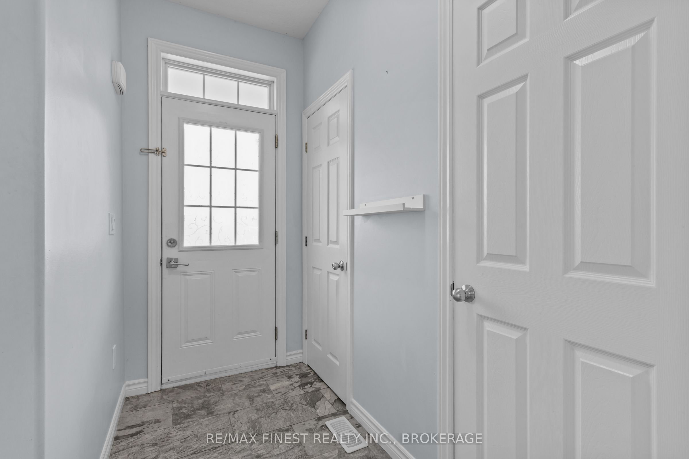 893 Ascot Lane Property Photo 3