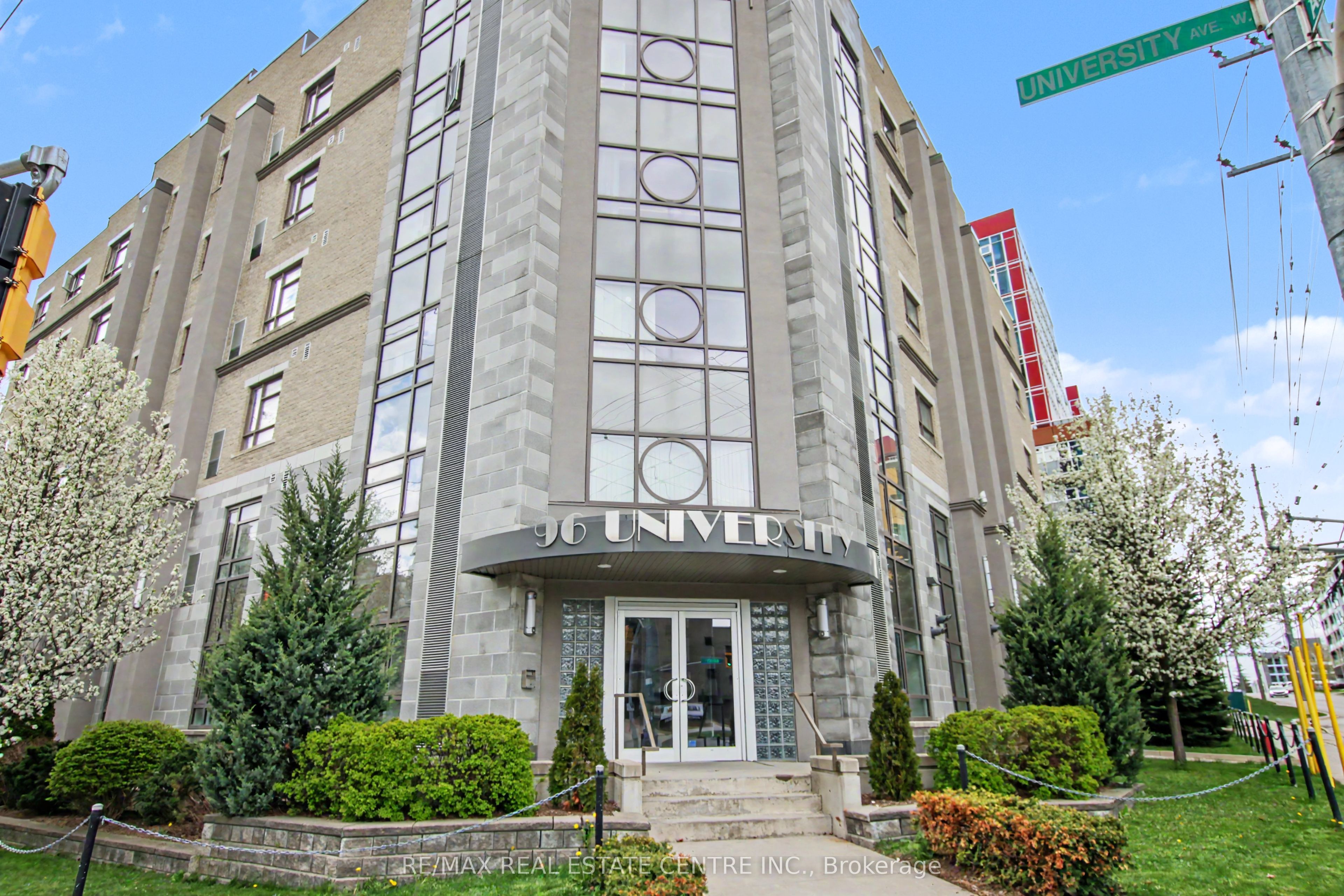 96 University Avenue W Property Photo 1
