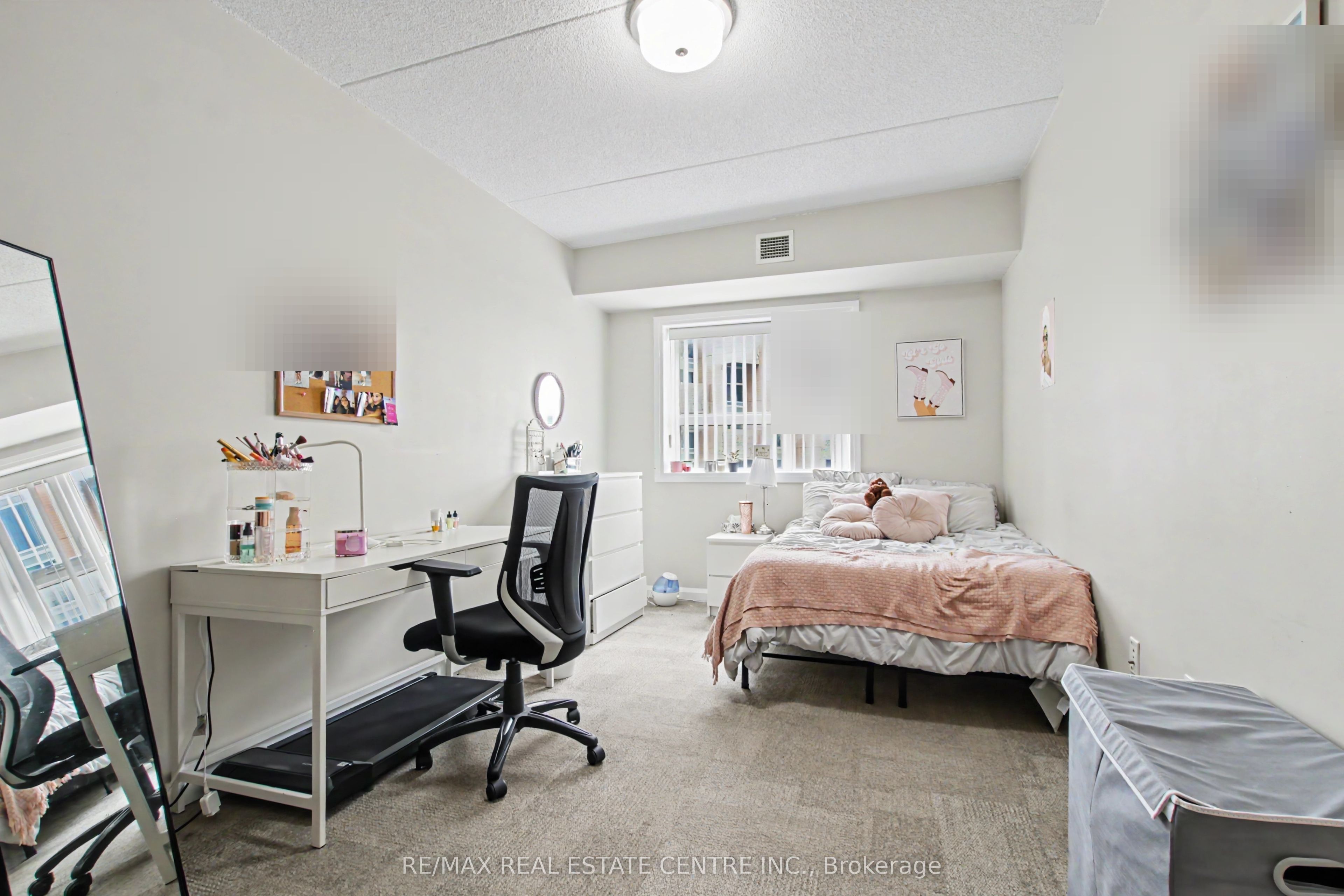 96 University Avenue W Property Photo 8