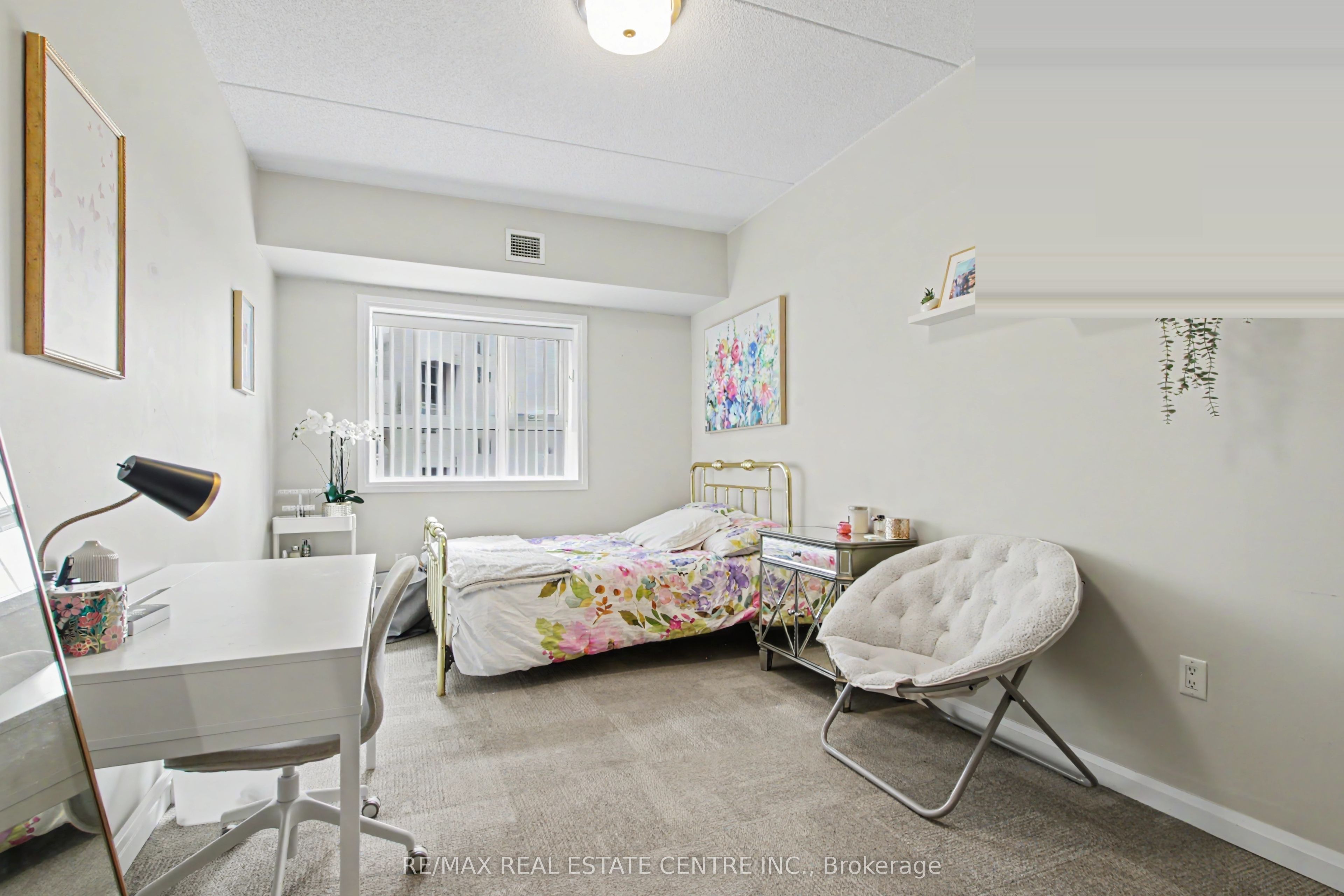 96 University Avenue W Property Photo 9