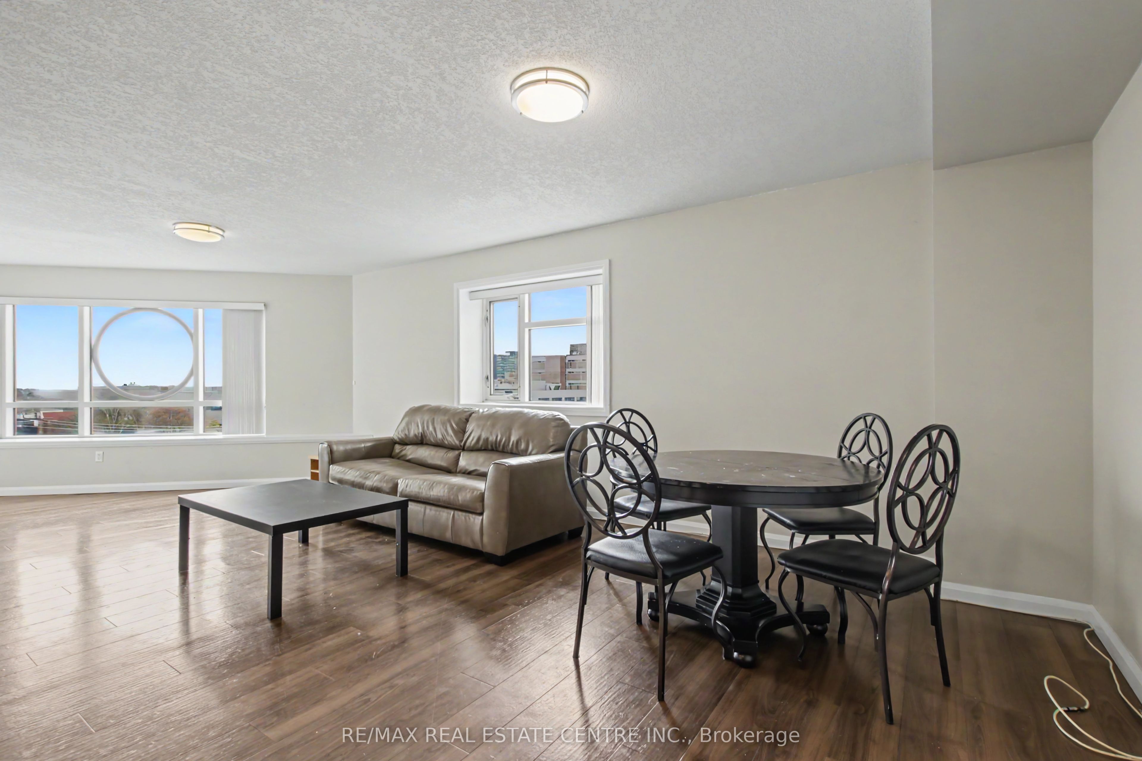96 University Avenue W Property Photo 14