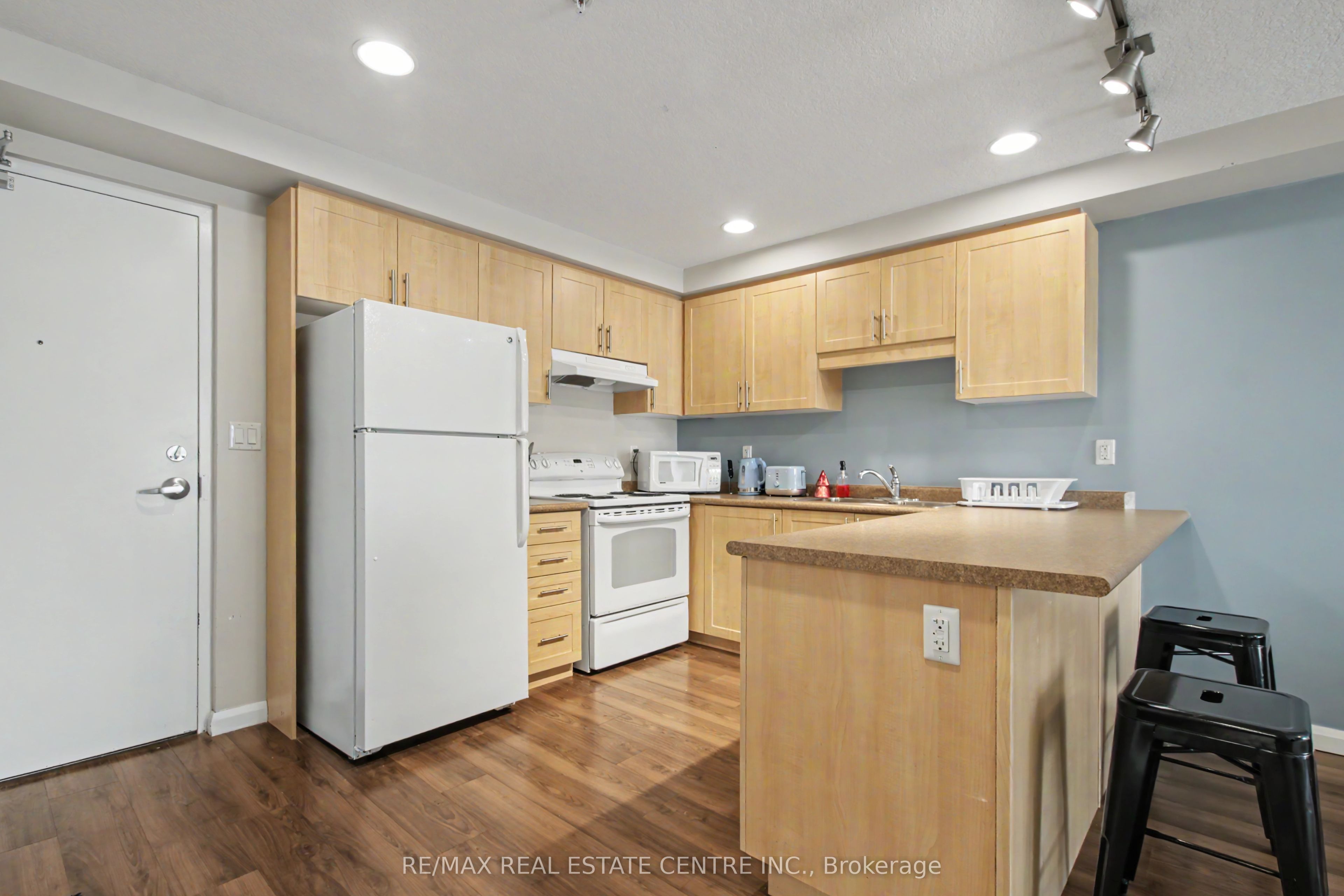 96 University Avenue W Property Photo 16